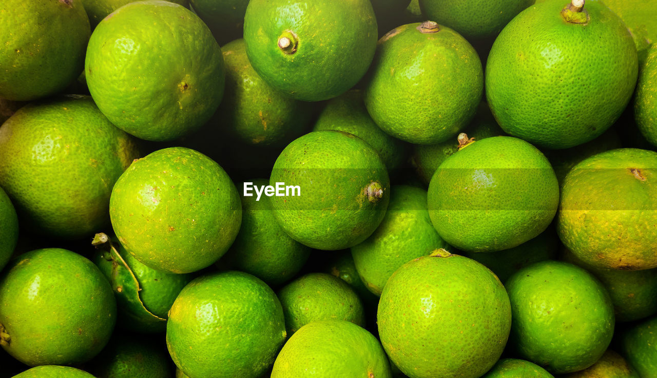 FULL FRAME SHOT OF FRUITS