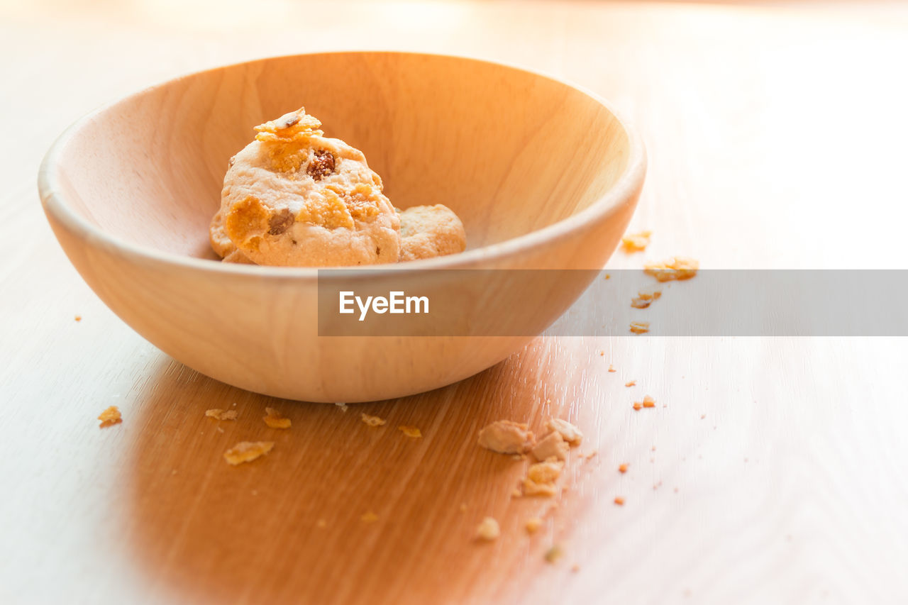 HIGH ANGLE VIEW OF FOOD ON TABLE