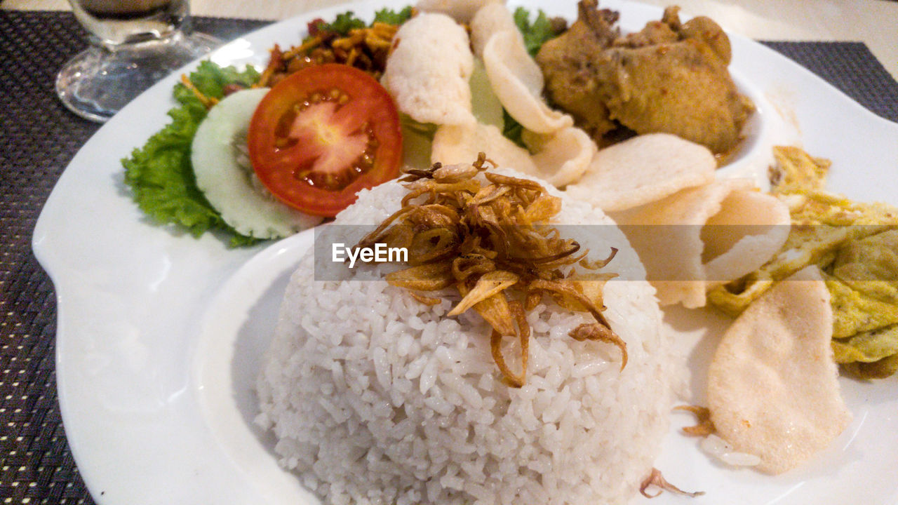 CLOSE-UP OF MEAT AND VEGETABLES ON PLATE