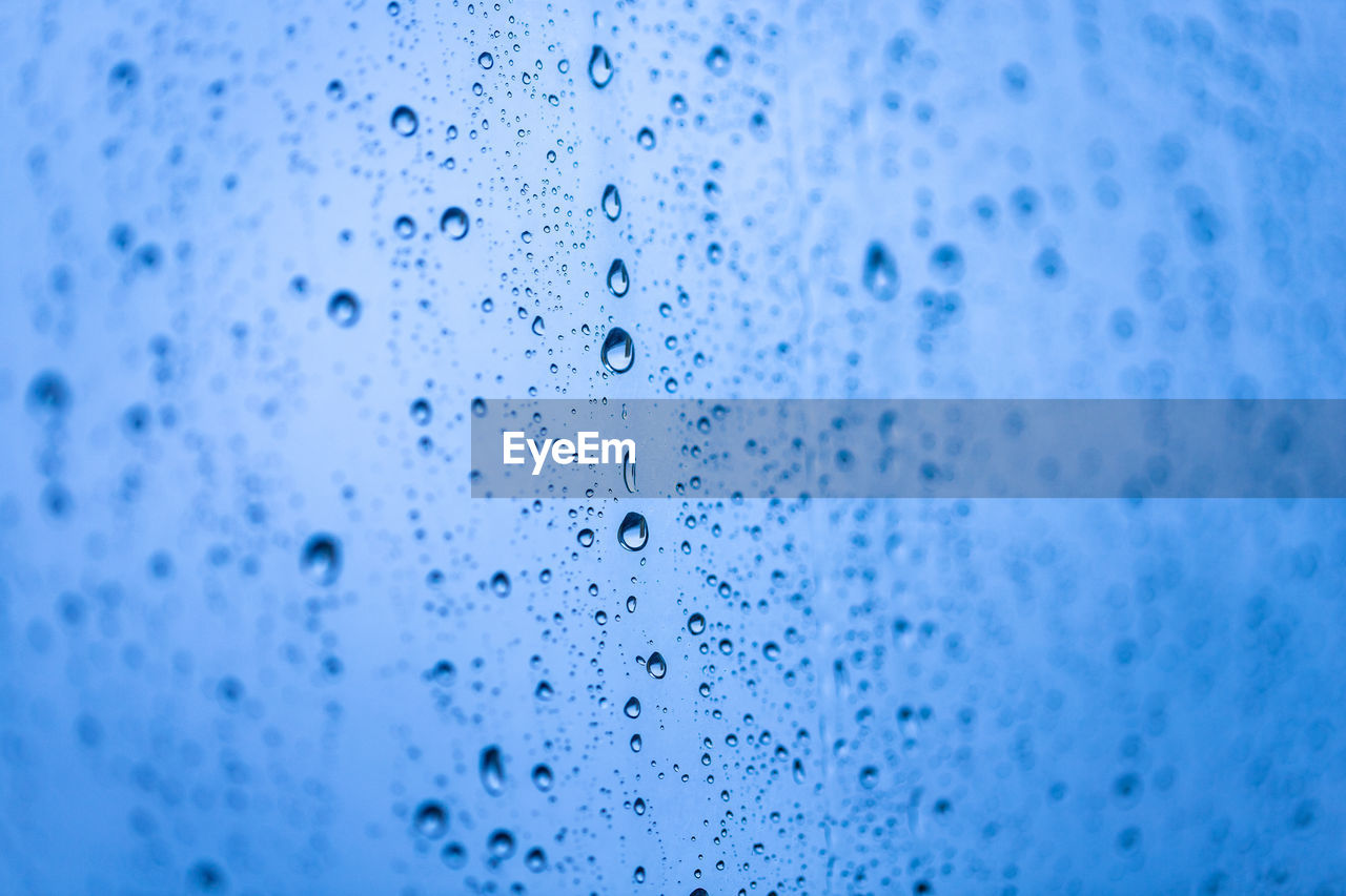 CLOSE-UP OF WATER DROPS ON GLASS