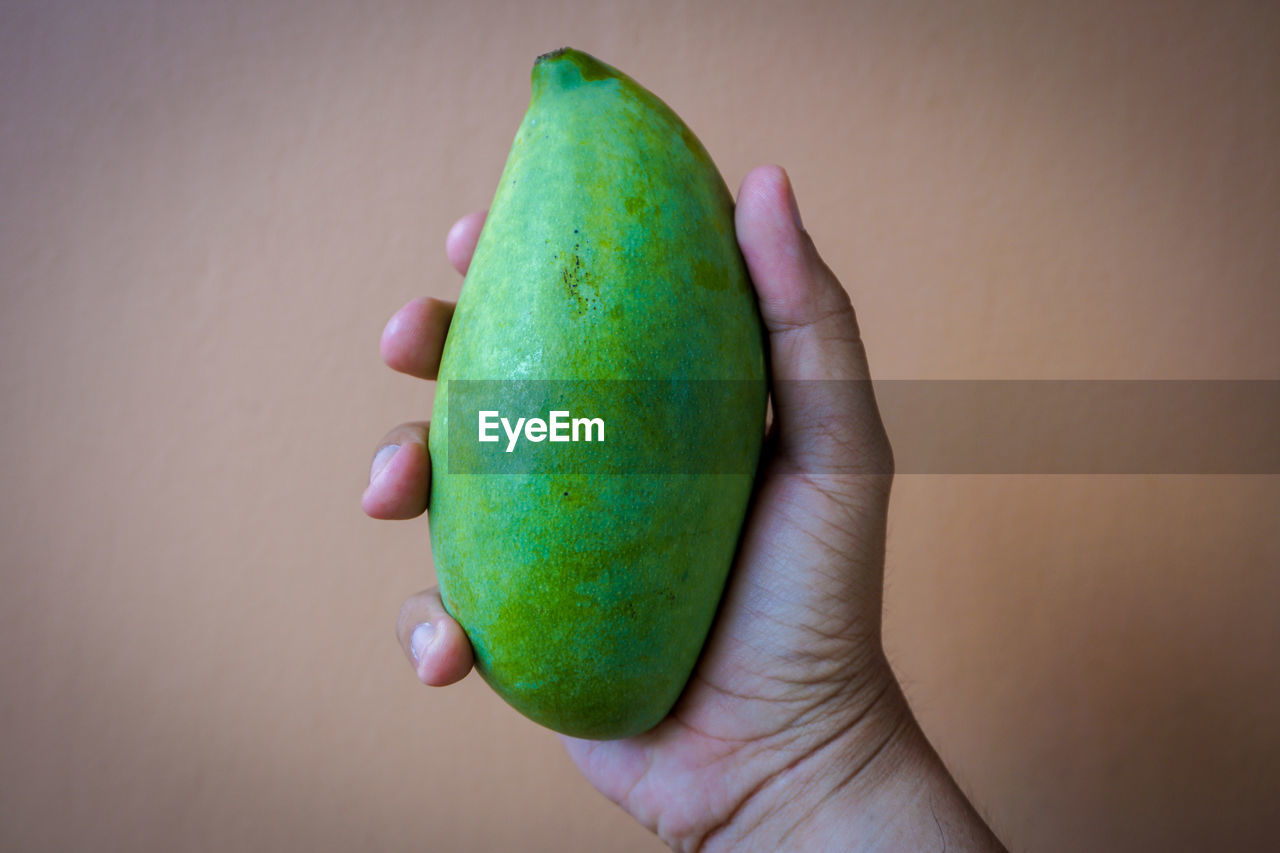 CROPPED IMAGE OF PERSON HOLDING FRUIT