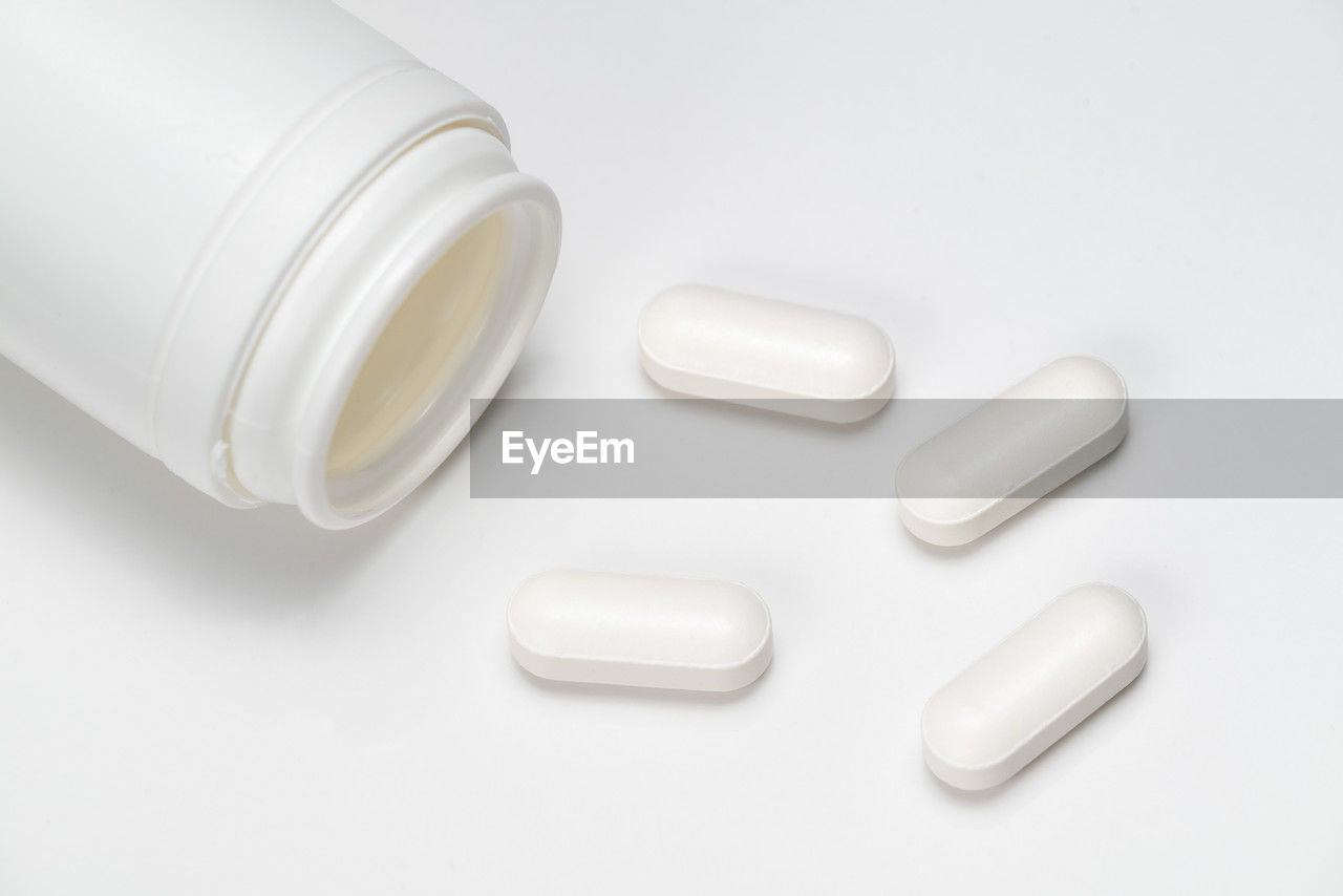 pill, medicine, dose, healthcare and medicine, capsule, medical, nutritional supplement, drug, pharmaceutical drug, white background, studio shot, vitamin, cut out, prescription medicine, white, no people, indoors, close-up, illness, container, bottle, spilling