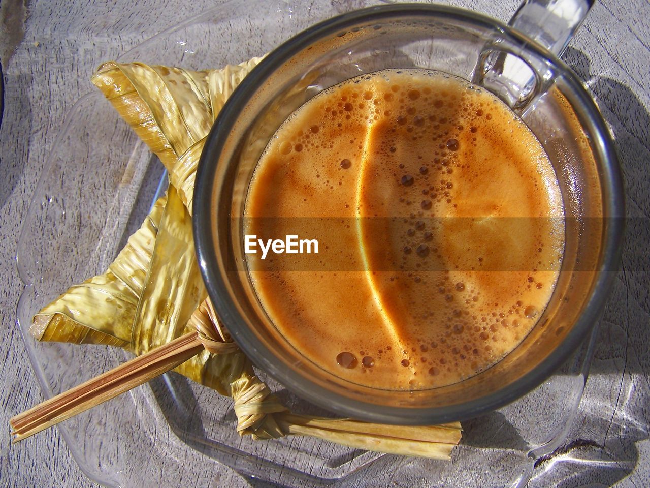 HIGH ANGLE VIEW OF COFFEE IN GLASS ON TABLE