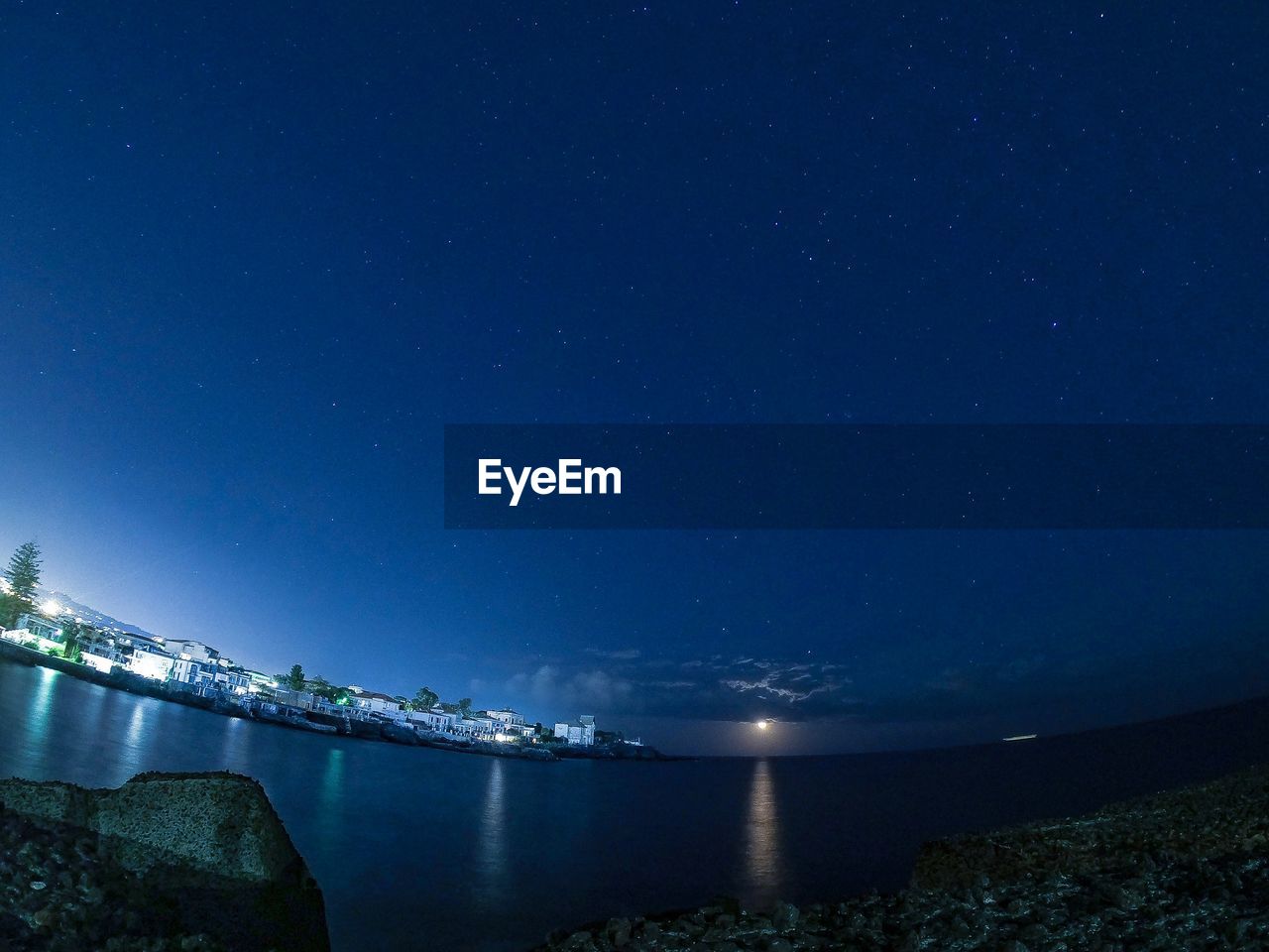 SCENIC VIEW OF SEA AGAINST CLEAR BLUE SKY AT NIGHT