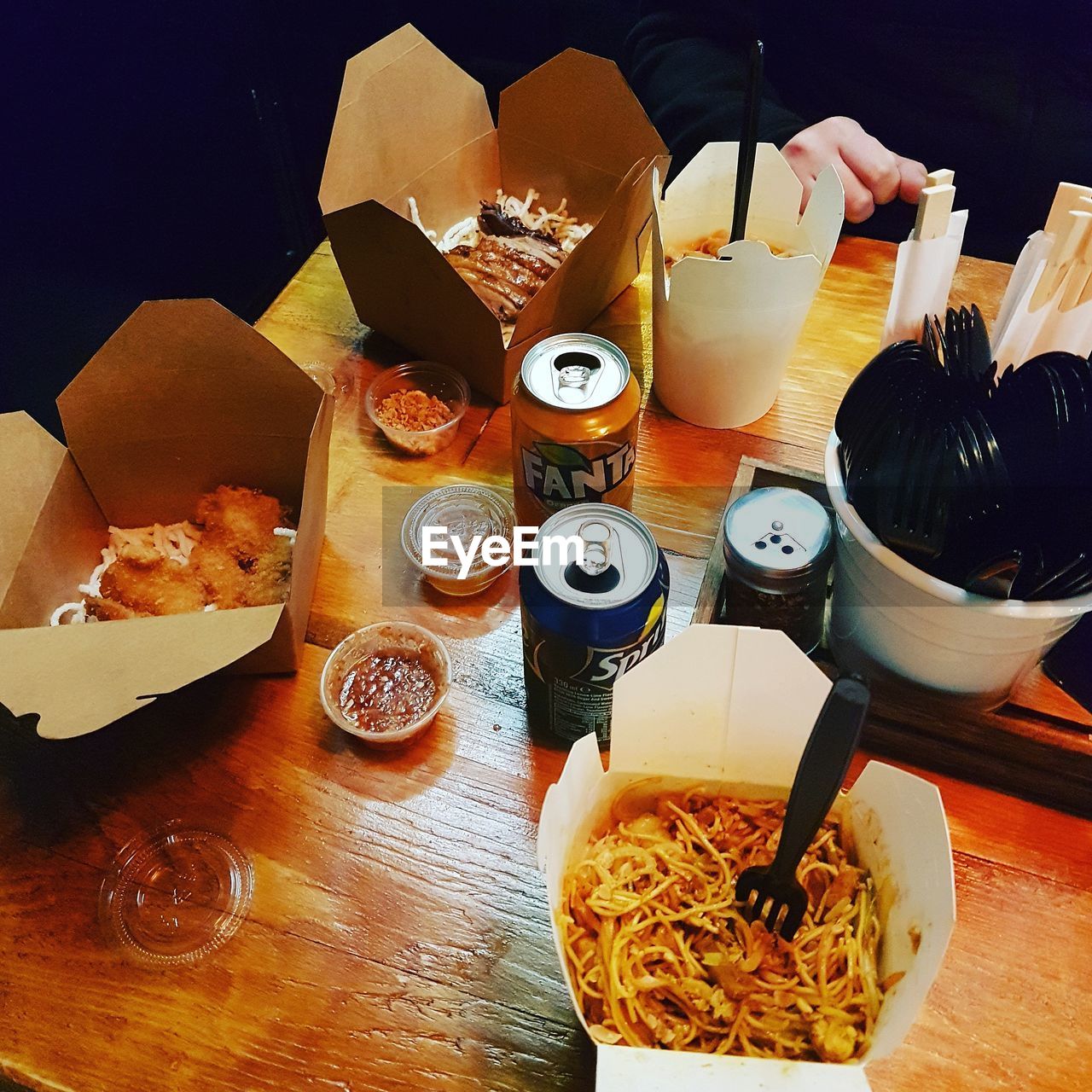 HIGH ANGLE VIEW OF FOOD IN PLATE ON TABLE