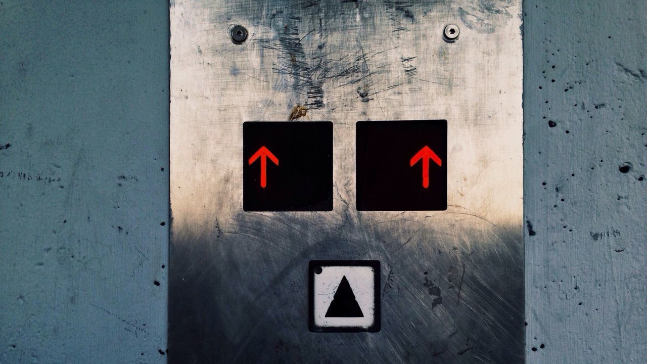 Arrow symbol in elevator