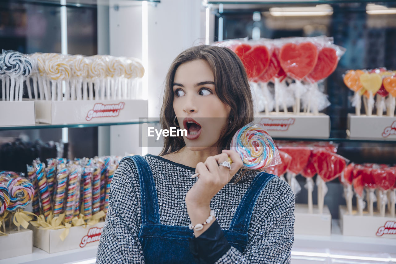 YOUNG WOMAN LOOKING AT STORE