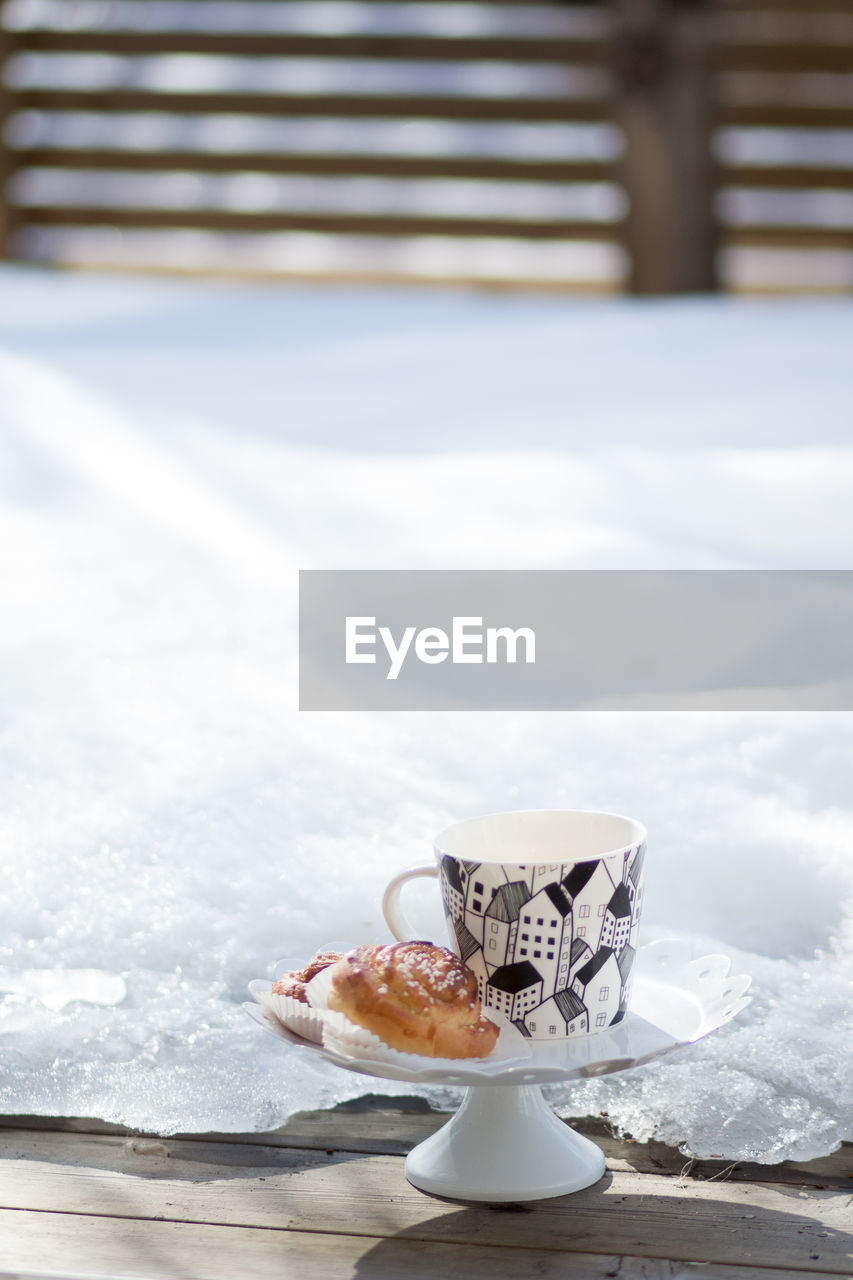 CLOSE-UP OF COFFEE CUP ON PLATE