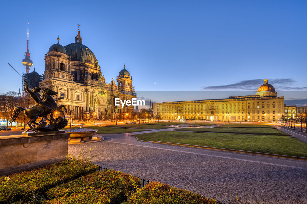 The lustgarten in berlin before sunrise with the tv tower, the cathedral and the city palace