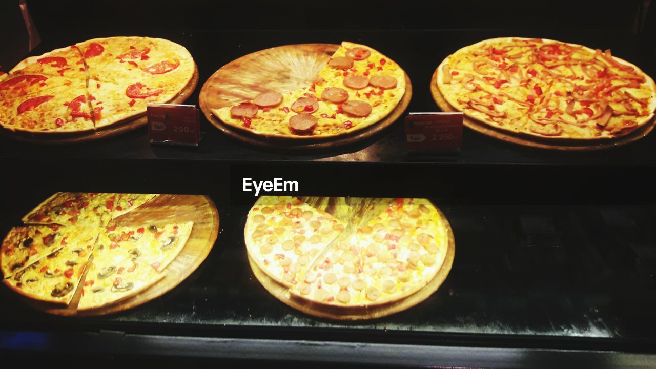 CLOSE-UP OF PIZZA SERVED ON TRAY