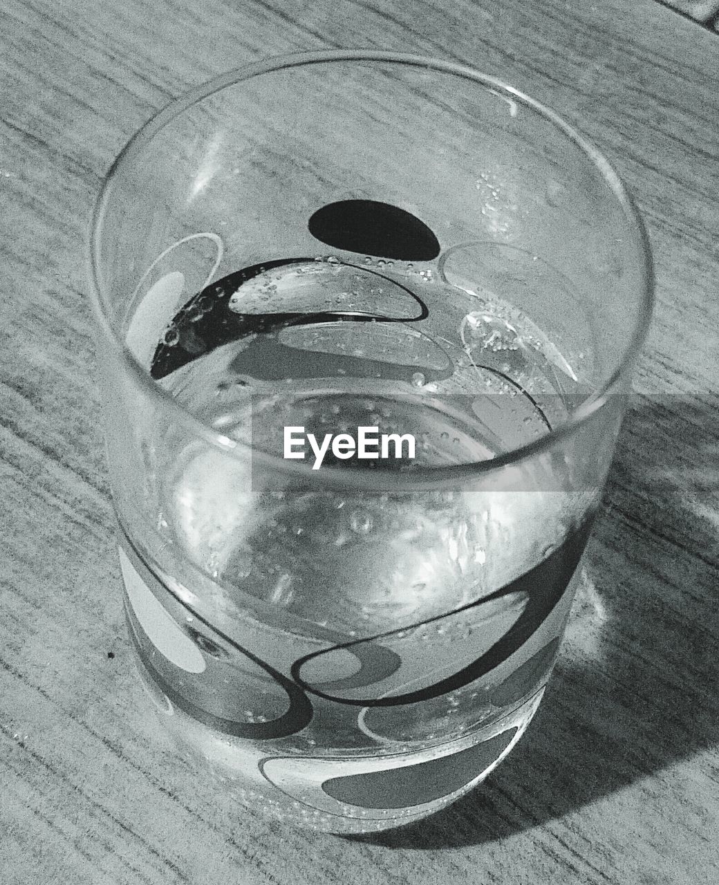 HIGH ANGLE VIEW OF DRINK IN GLASS