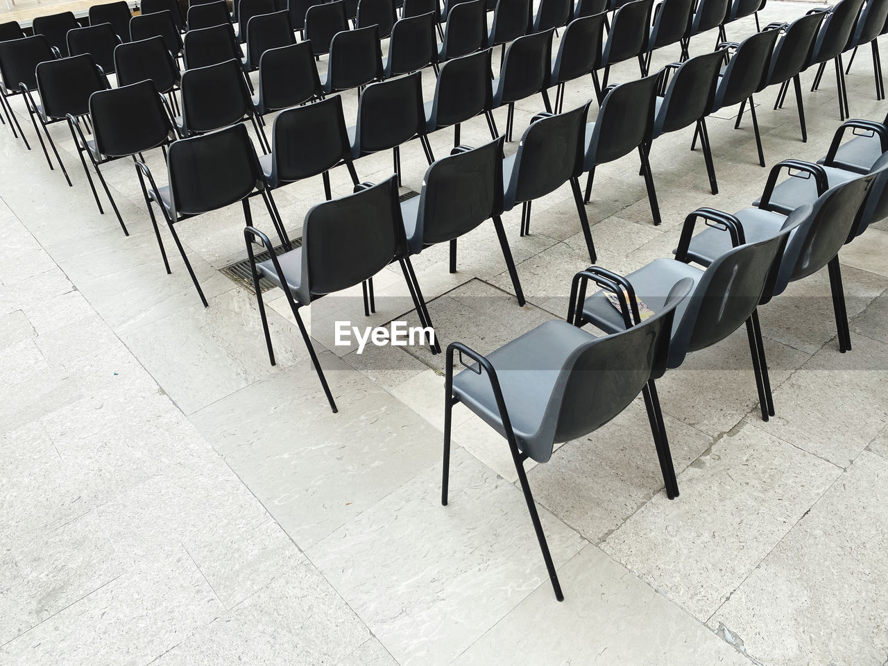 seat, chair, in a row, empty, absence, arrangement, order, furniture, no people, repetition, auditorium, large group of objects, school, indoors, education, university, table, lecture hall, architecture, side by side, flooring, meeting
