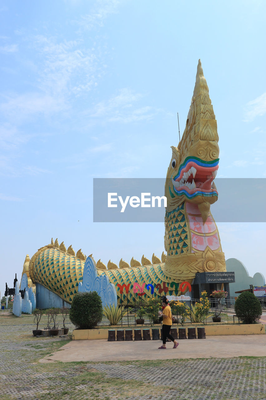 STATUE OF TEMPLE AGAINST BUILDINGS