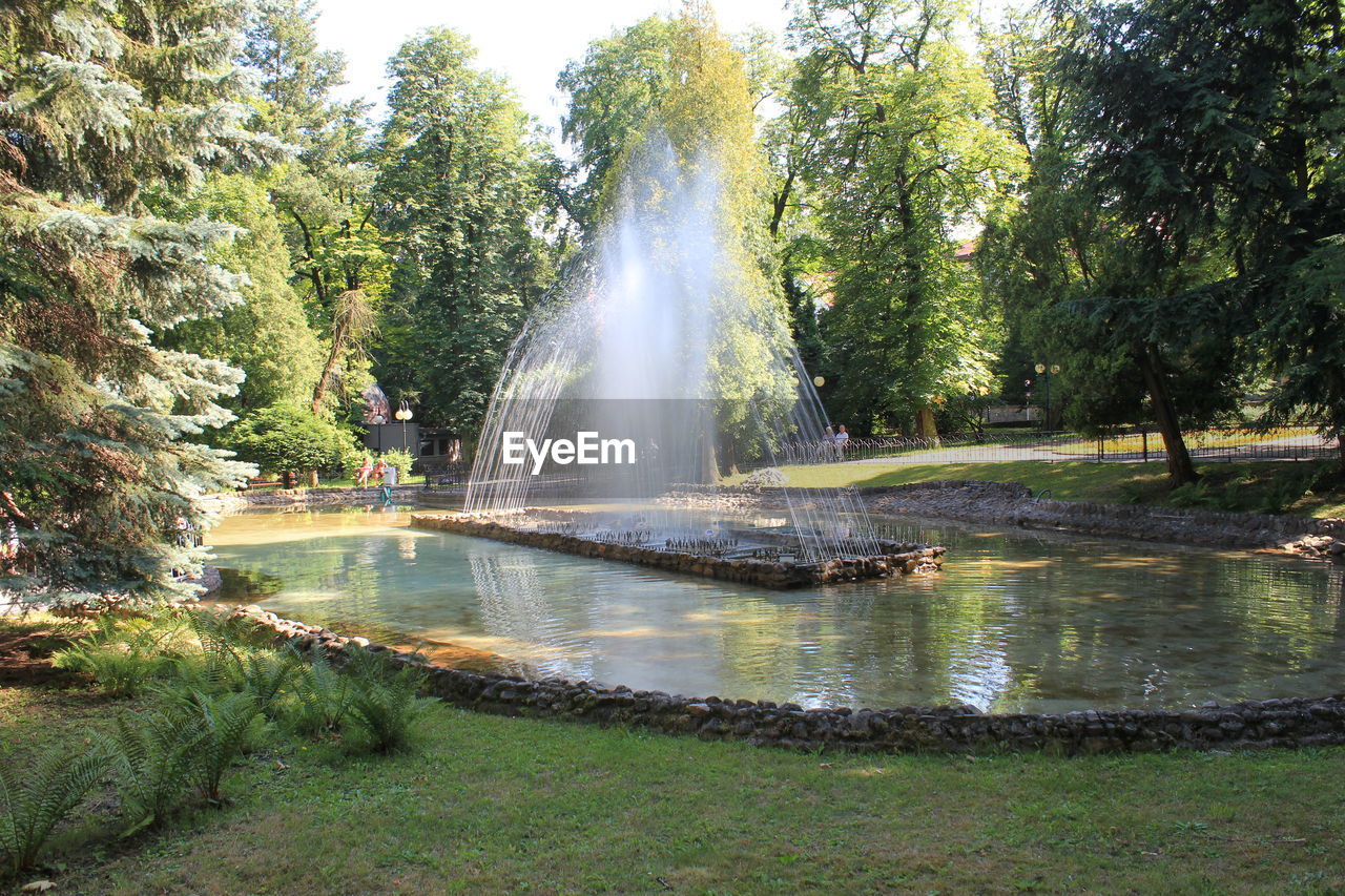 VIEW OF FOUNTAIN IN WATER