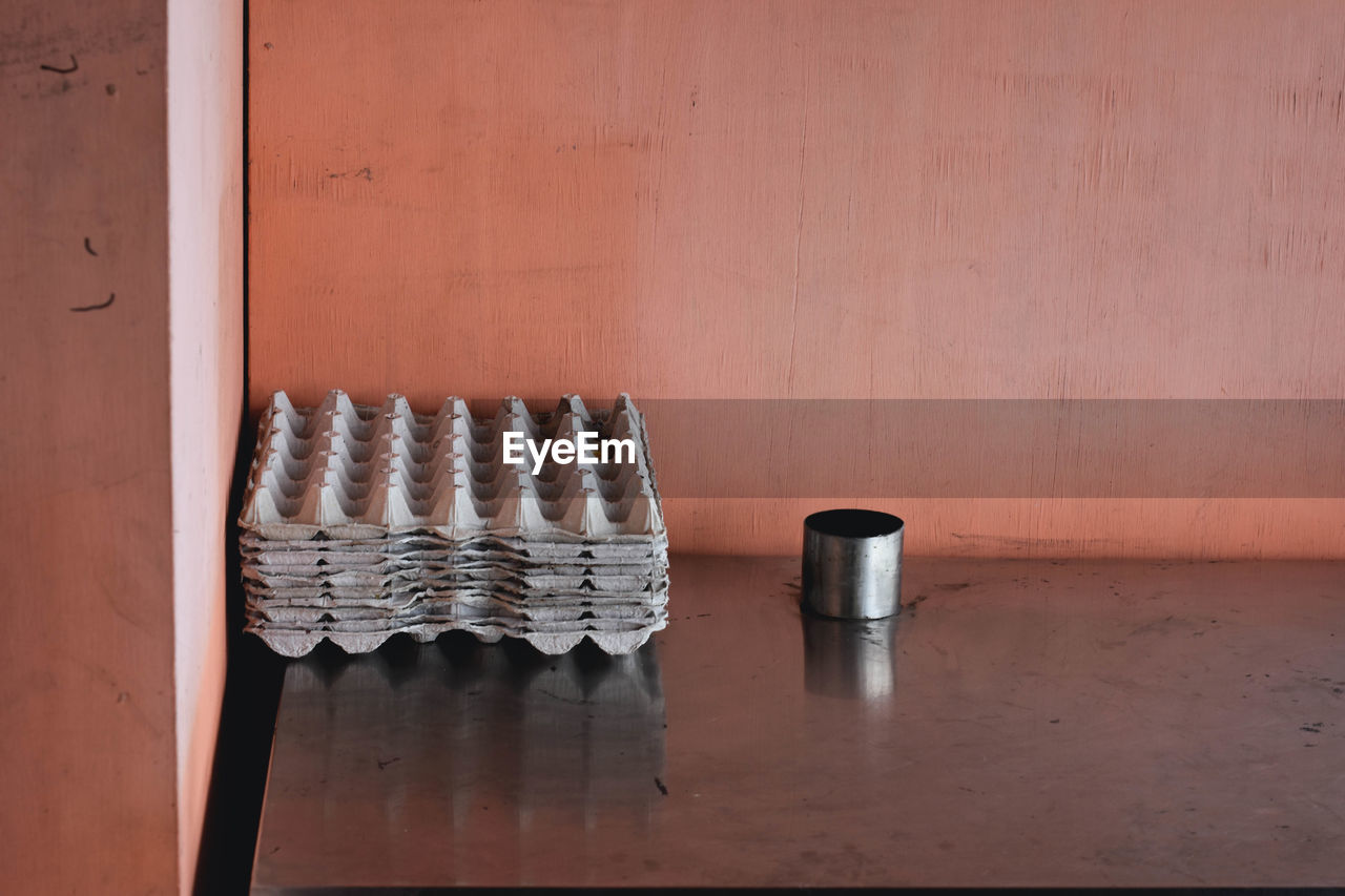 CLOSE-UP OF KITCHEN UTENSILS