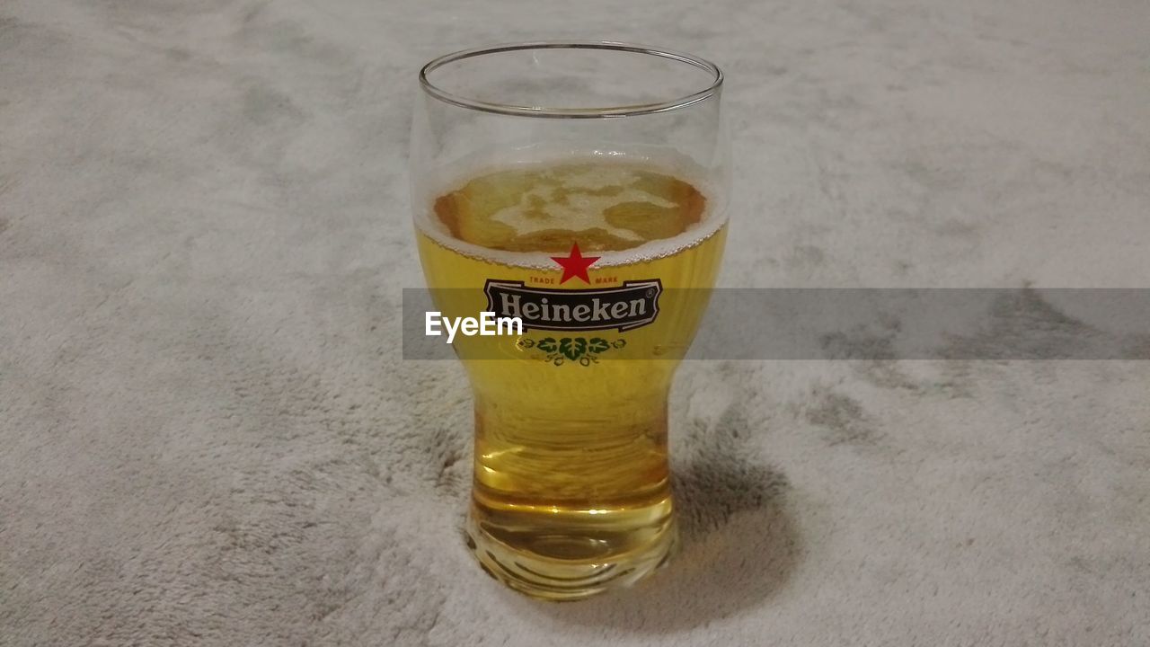CLOSE-UP OF BEER IN GLASS