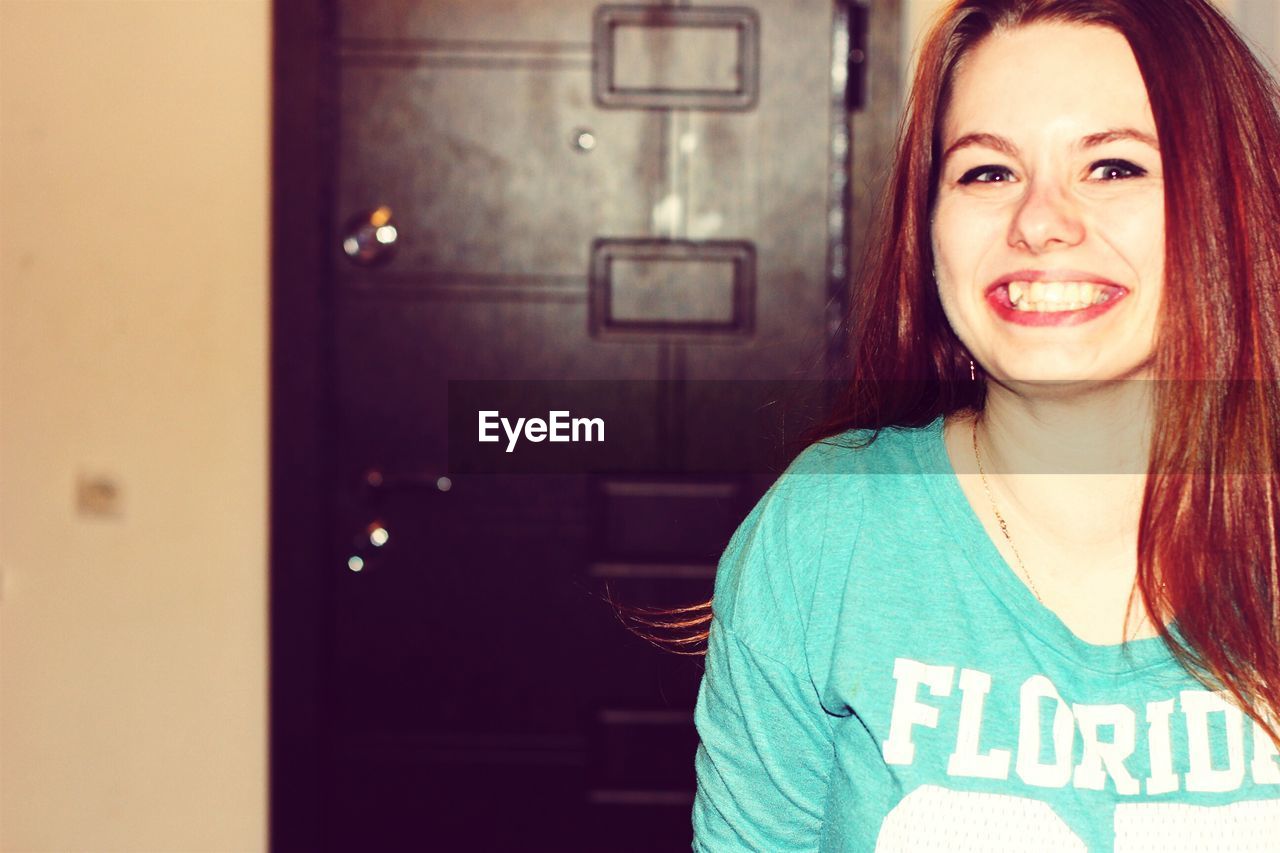 CLOSE-UP PORTRAIT OF A SMILING YOUNG WOMAN WITH EYES