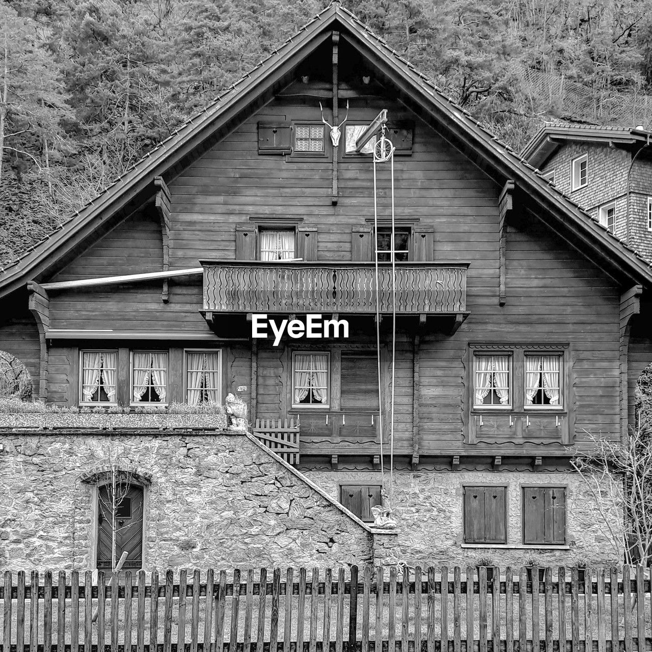 architecture, built structure, house, building exterior, black and white, building, monochrome, monochrome photography, home, no people, day, residential district, cottage, shack, history, wood, window, residential area, facade, outdoors, white, roof, old, nature, estate