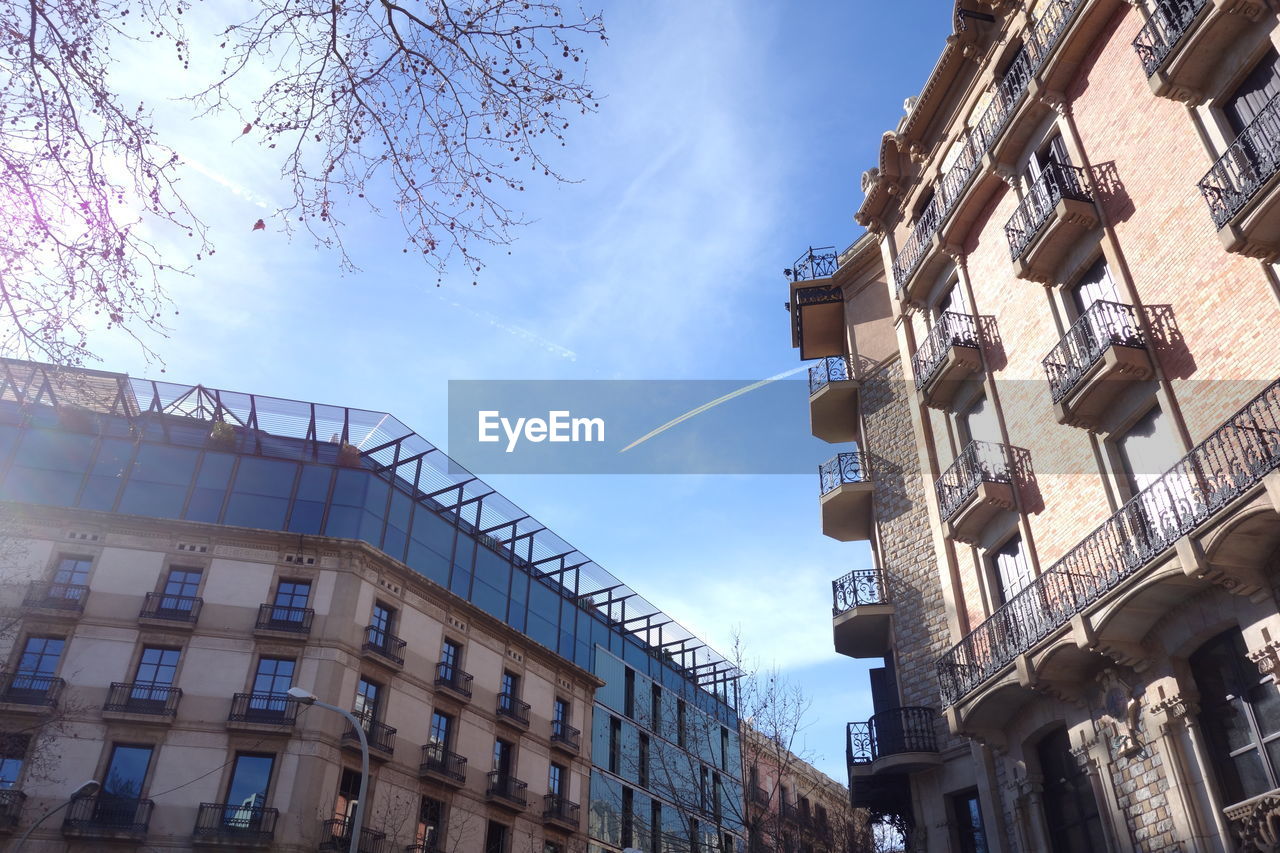 LOW ANGLE VIEW OF BUILDINGS AGAINST SKY