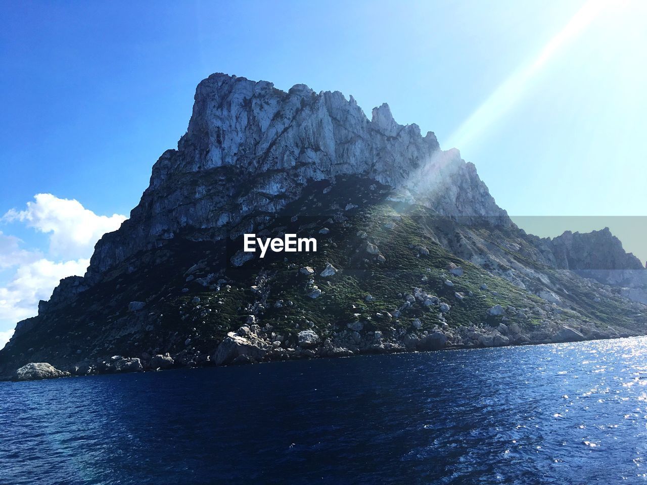 SCENIC VIEW OF SEA AND MOUNTAIN AGAINST SKY