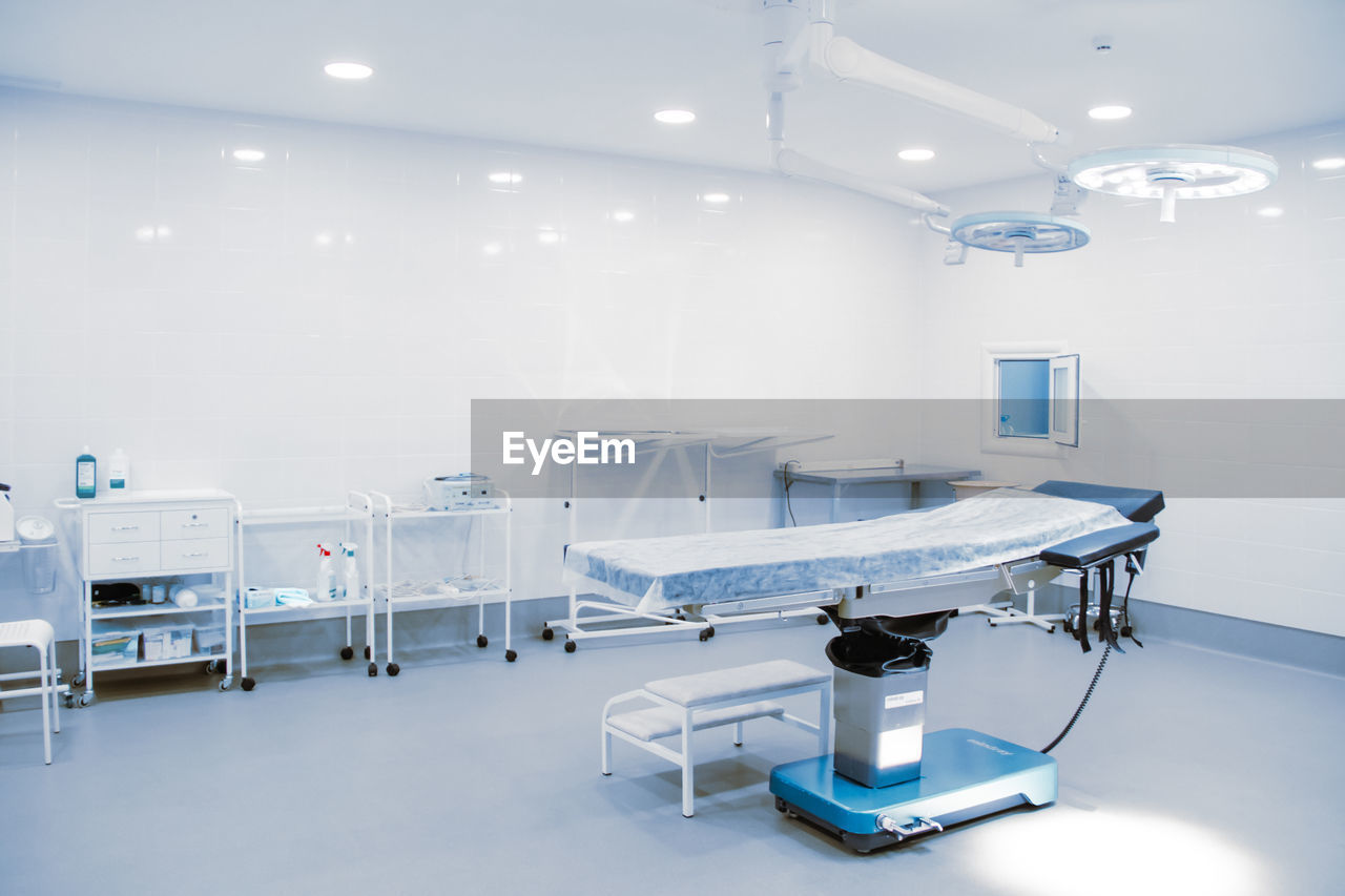 operating theater, indoors, healthcare and medicine, hospital, no people, technology, table, room, furniture, business, medical clinic, equipment
