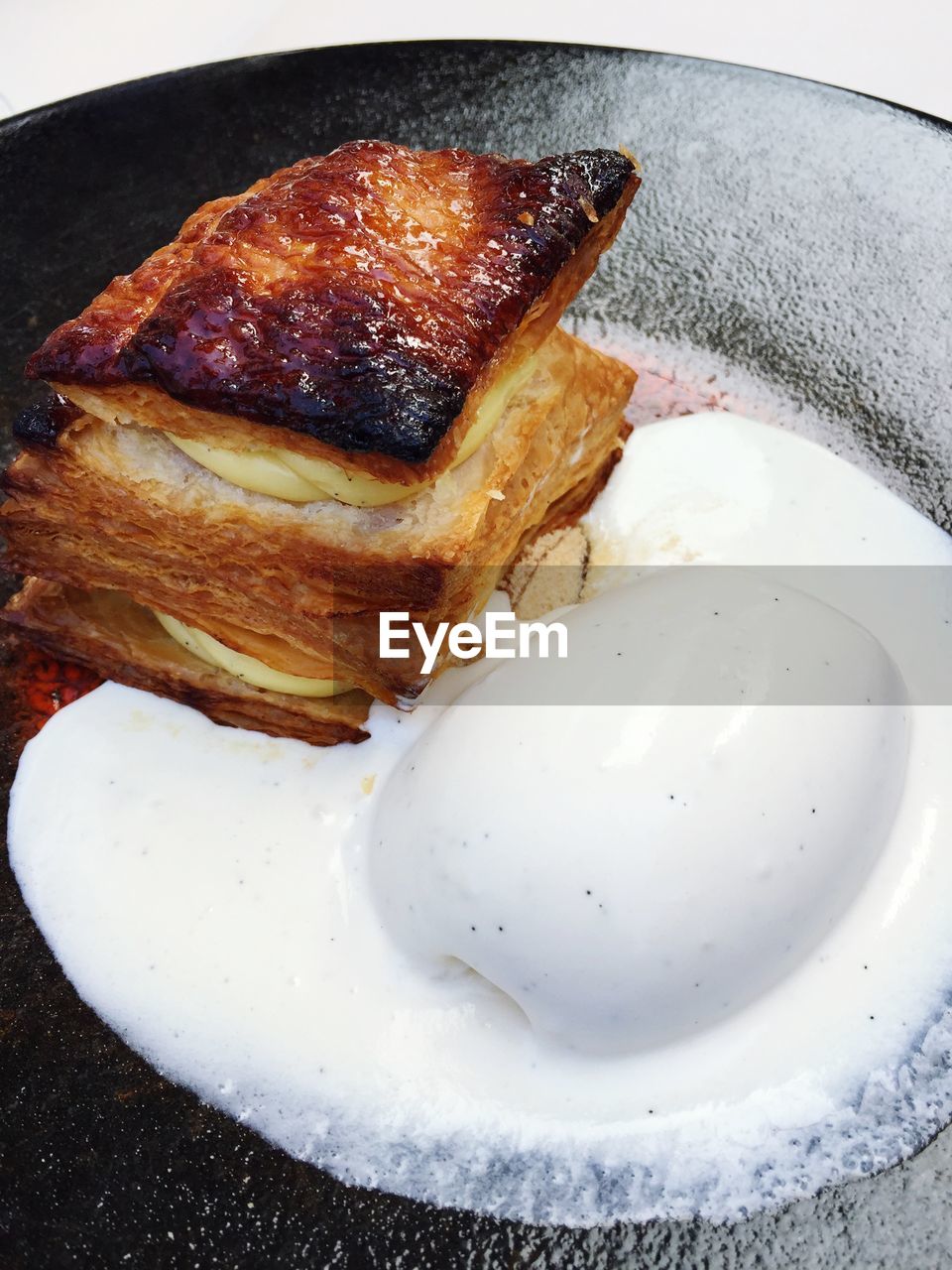 HIGH ANGLE VIEW OF BREAD AND EGG IN PLATE