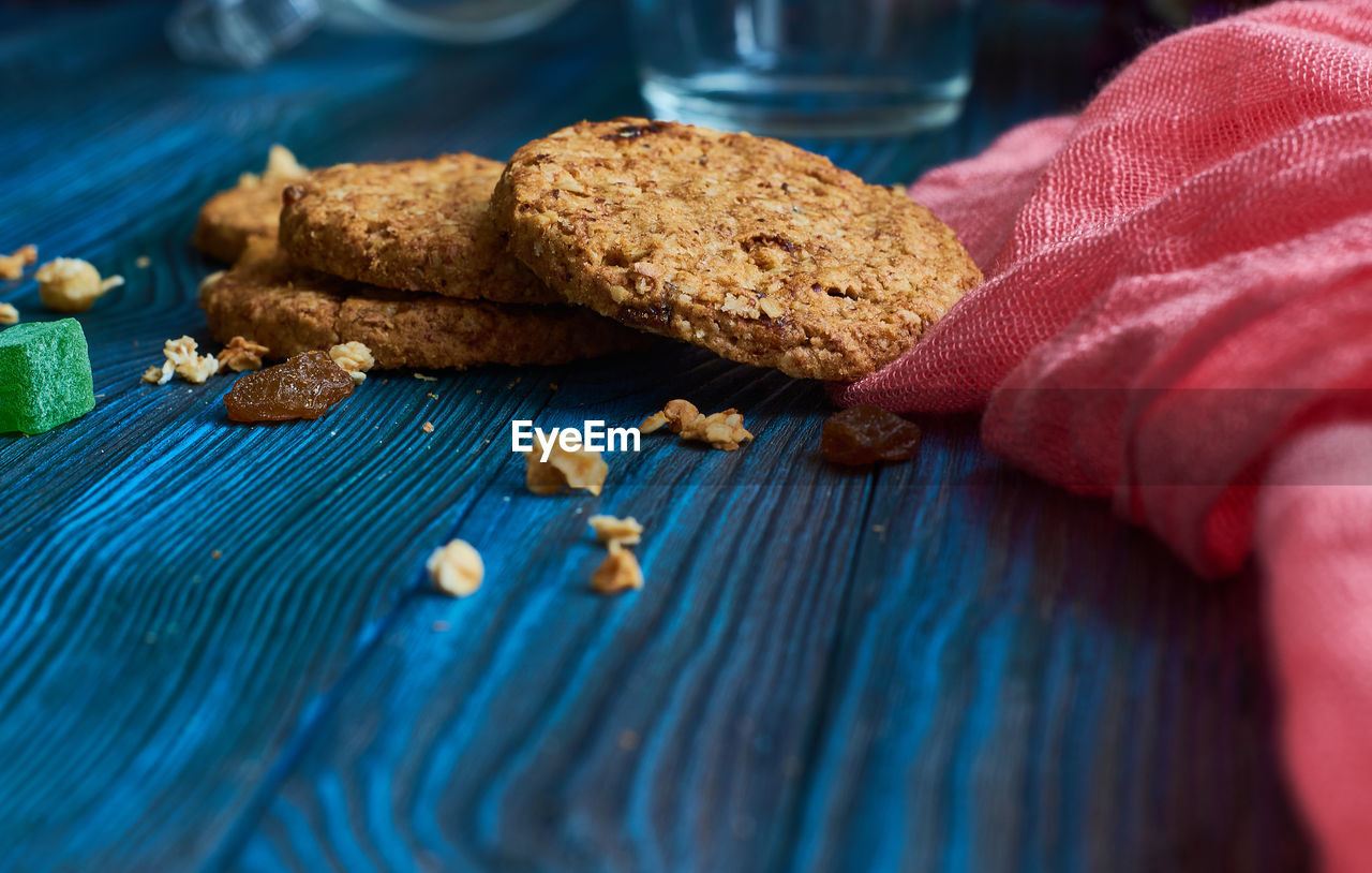 CLOSE-UP OF COOKIES IN PLATE