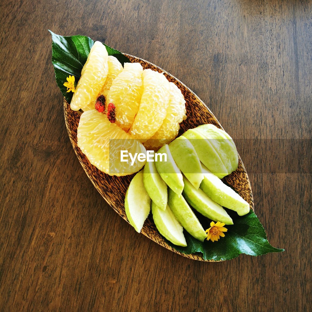 HIGH ANGLE VIEW OF FRUIT ON TABLE