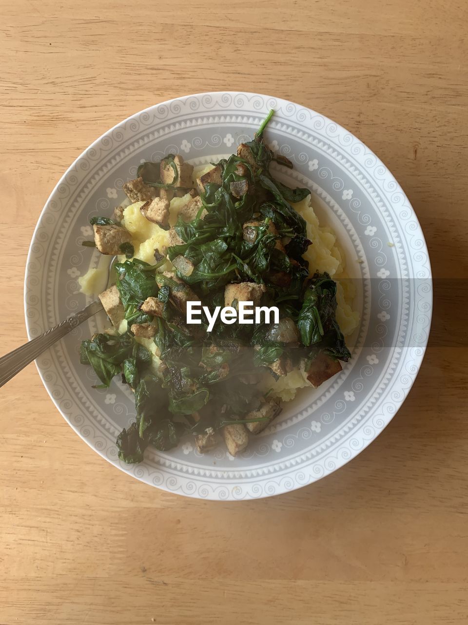 HIGH ANGLE VIEW OF FOOD IN BOWL