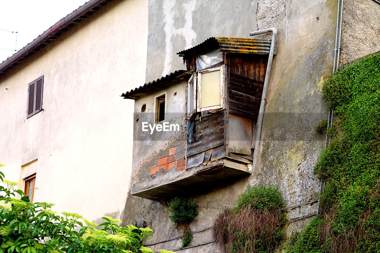 LOW ANGLE VIEW OF HOUSE AGAINST SKY SEEN THROUGH BALCONY