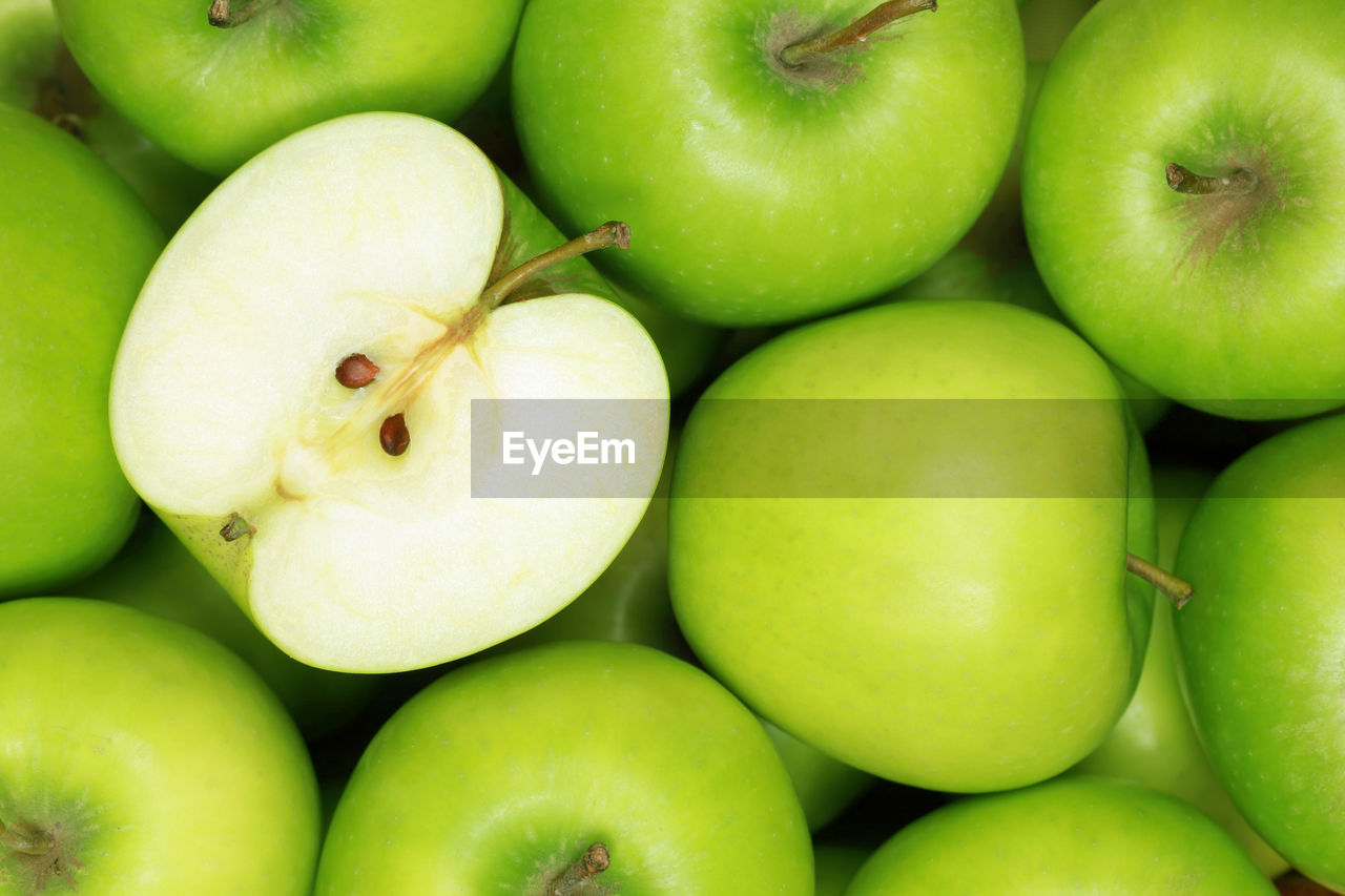 FULL FRAME SHOT OF APPLES ON MARKET