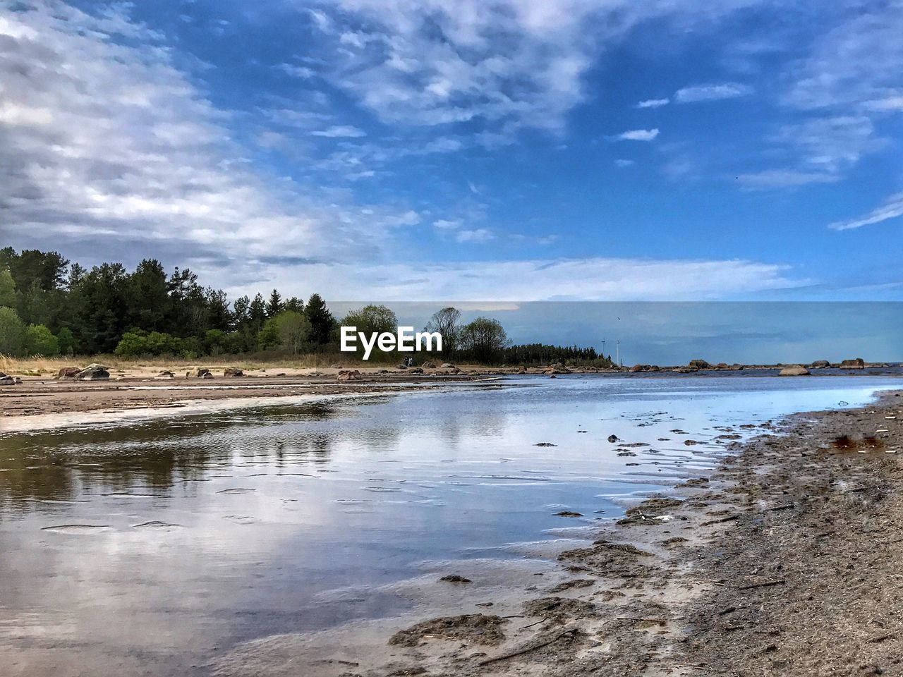 IDYLLIC VIEW OF LAKE AGAINST SKY