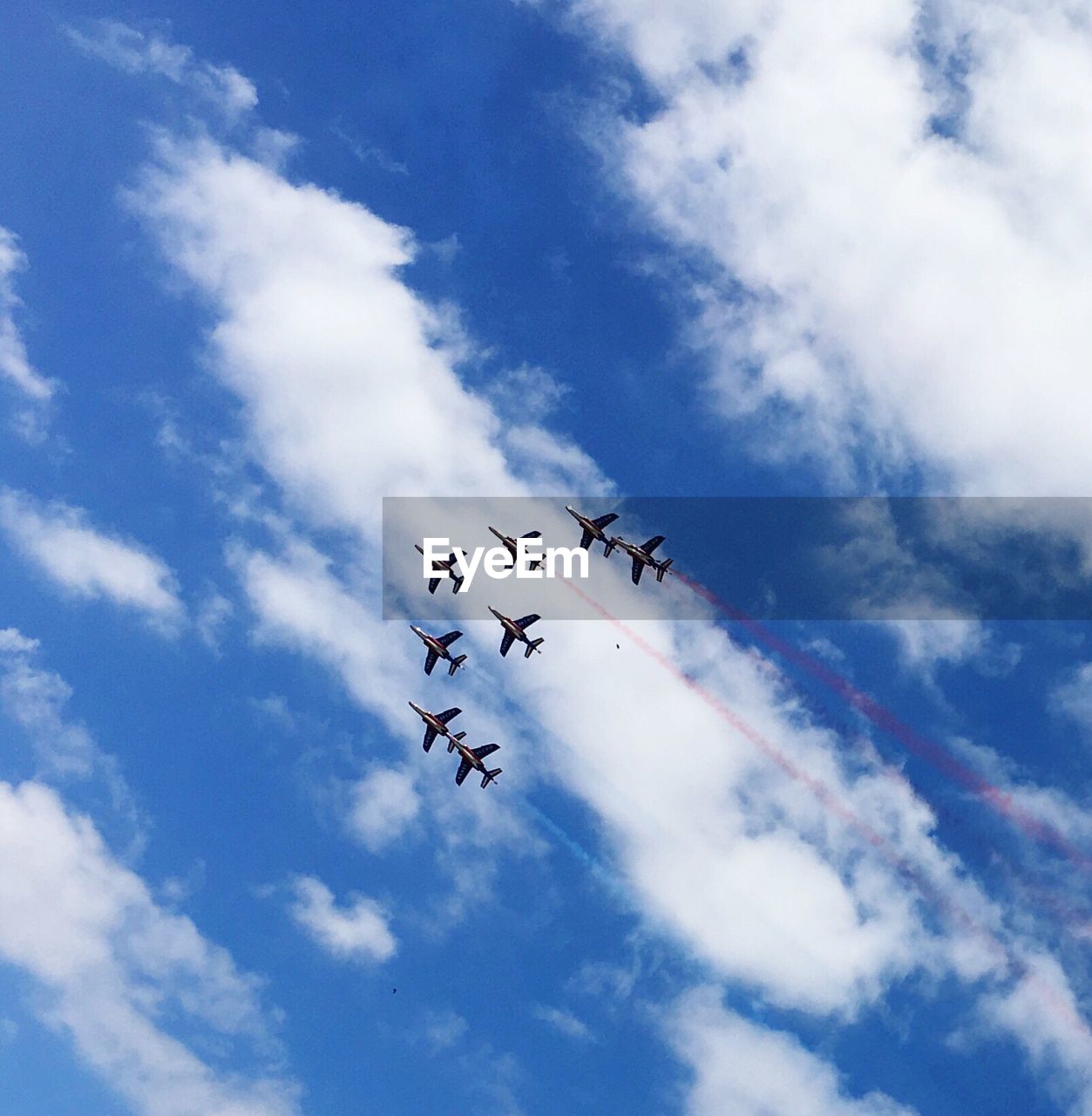 LOW ANGLE VIEW OF AIRPLANE FLYING AGAINST SKY