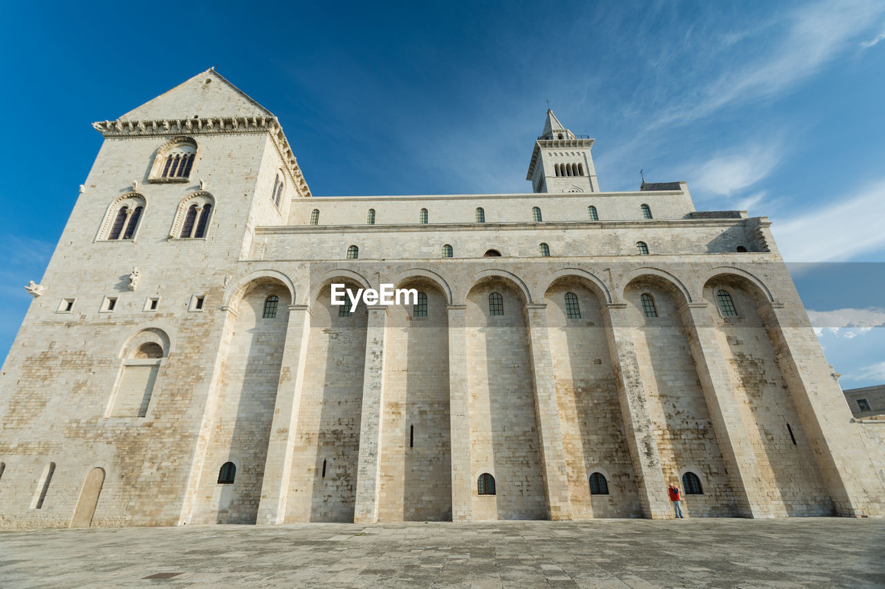 LOW ANGLE VIEW OF HISTORICAL BUILDING