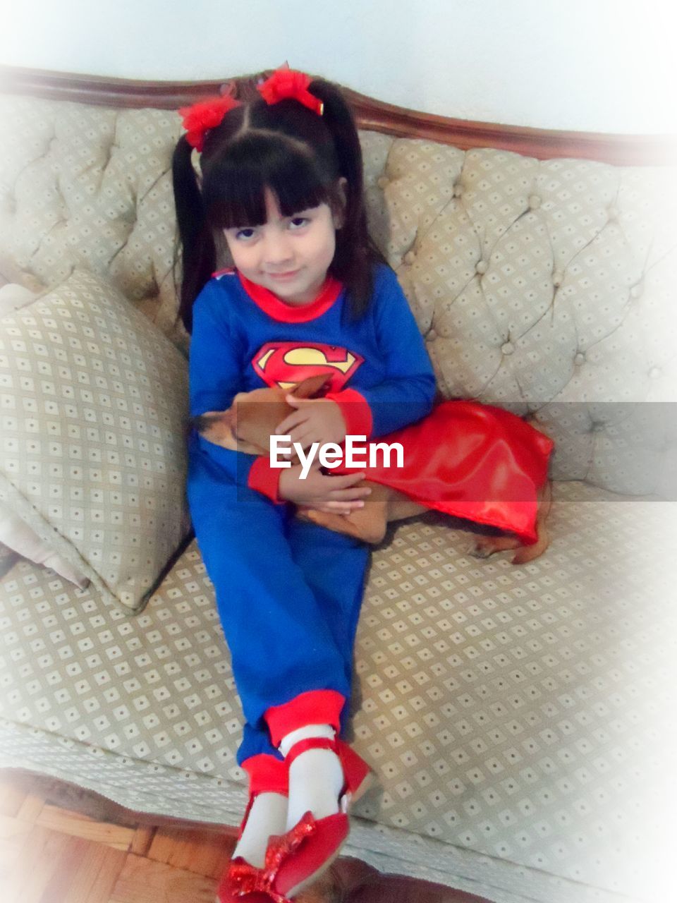 CLOSE-UP OF BABY GIRL SITTING ON FLOOR