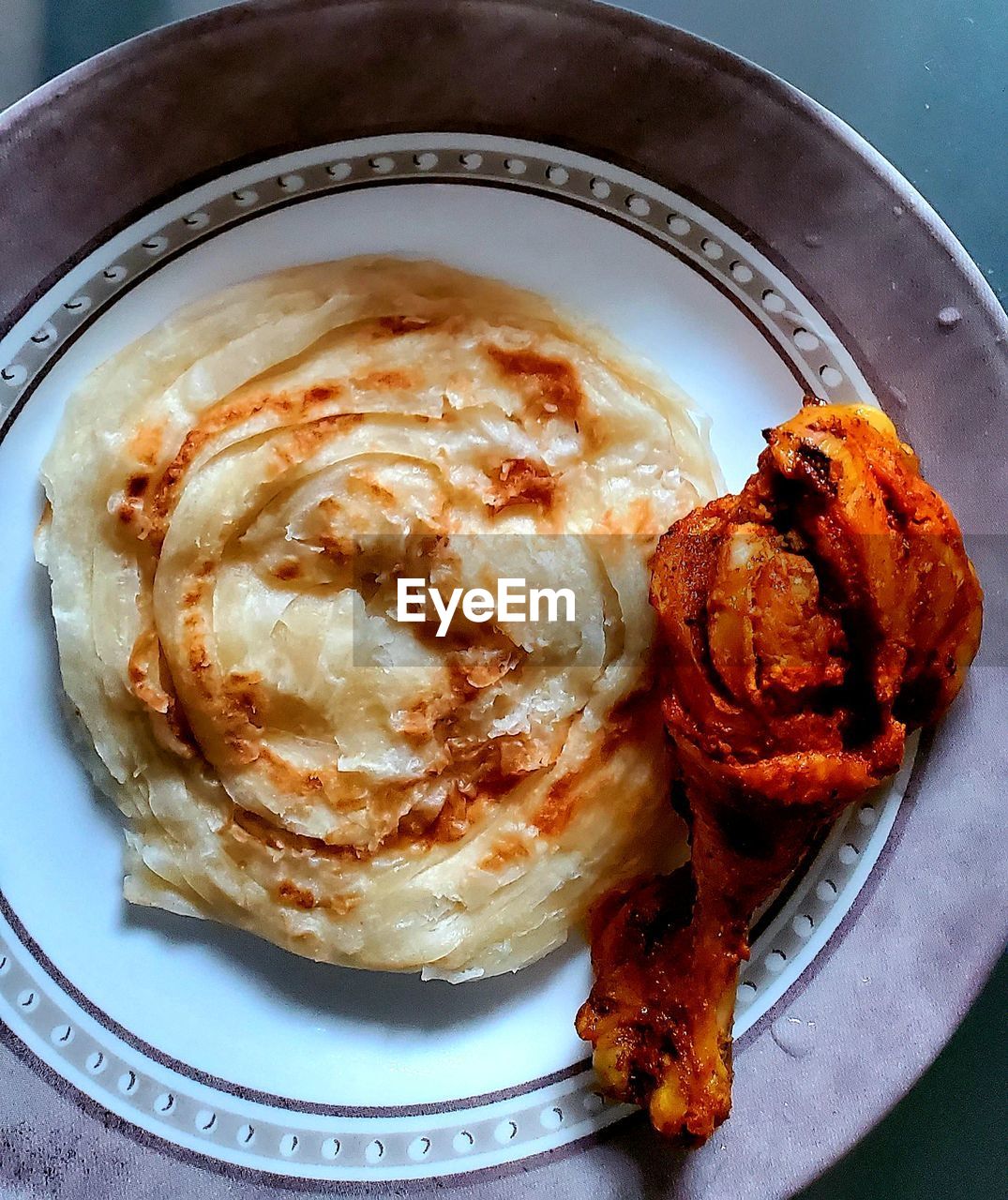 HIGH ANGLE VIEW OF FOOD ON TABLE