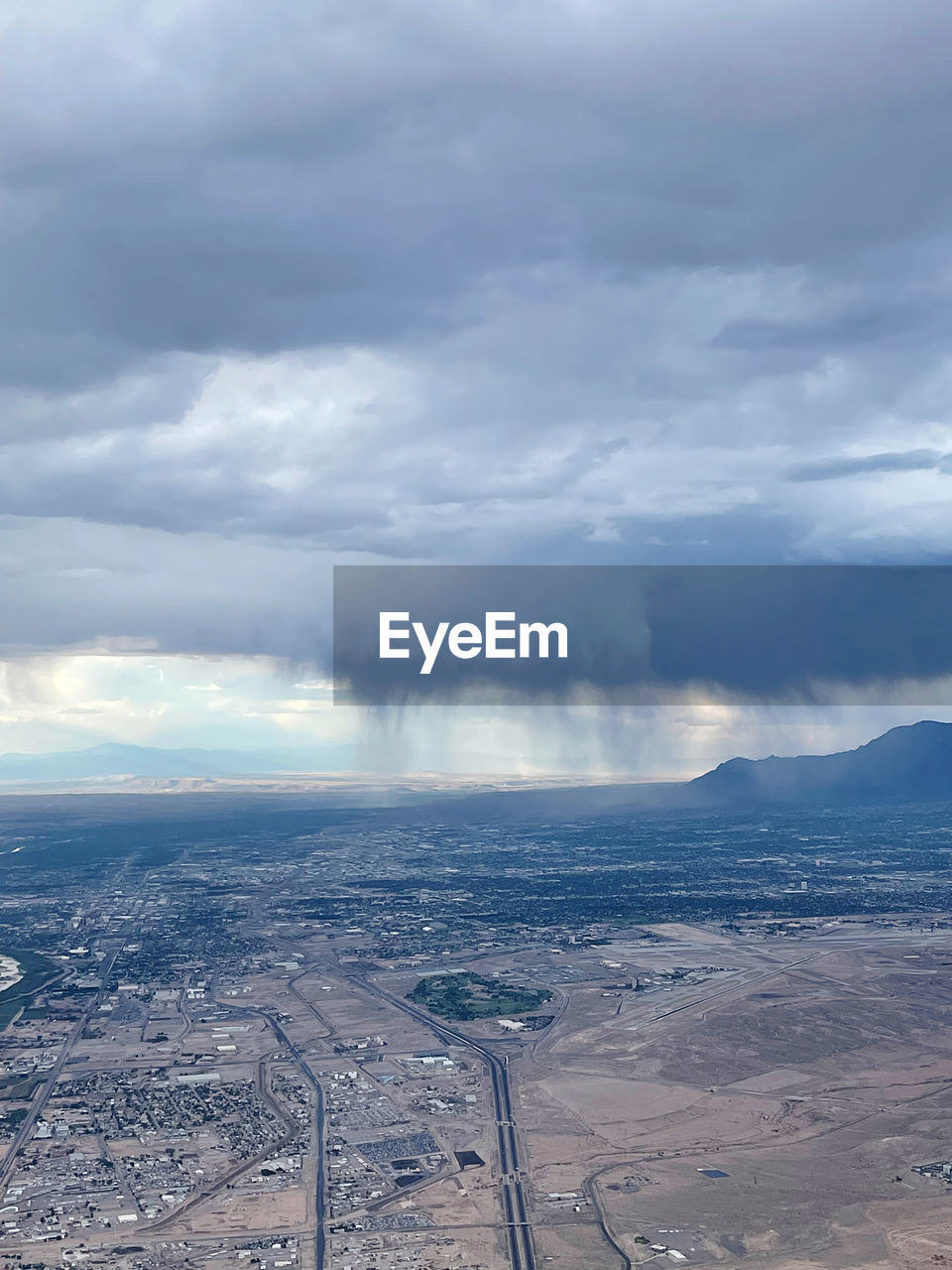 AERIAL VIEW OF CITYSCAPE AGAINST SKY