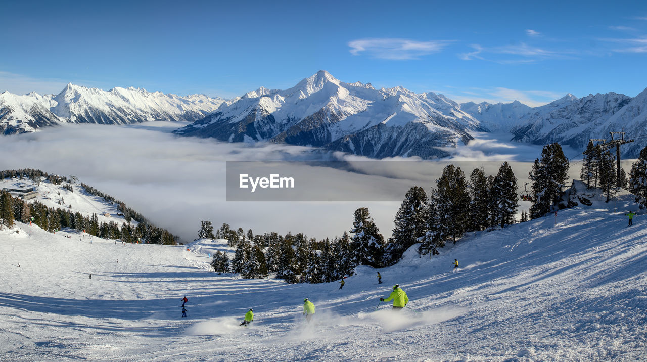 Winterpanorama über den wolken bei strahlendem sonnenschein