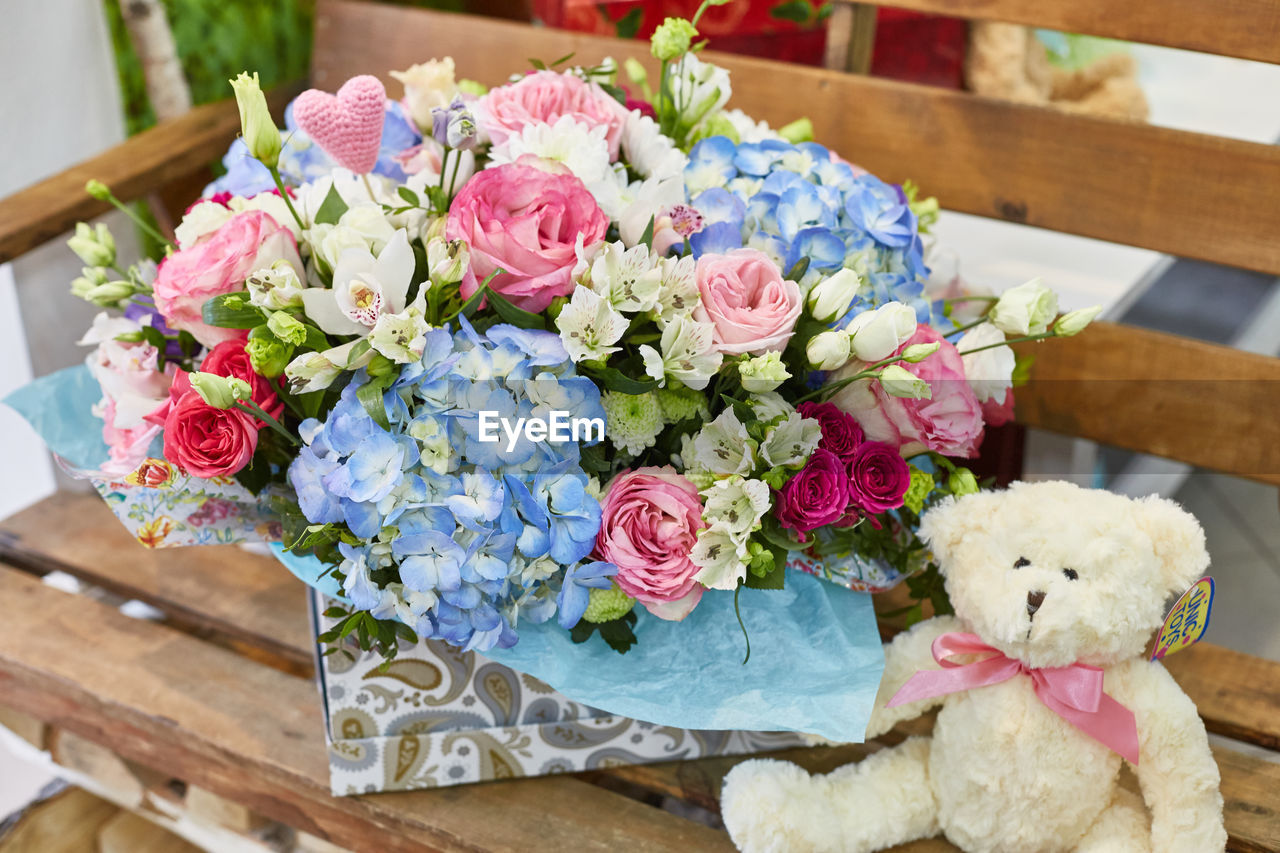 CLOSE-UP OF BOUQUET OF FLOWERS ON TABLE