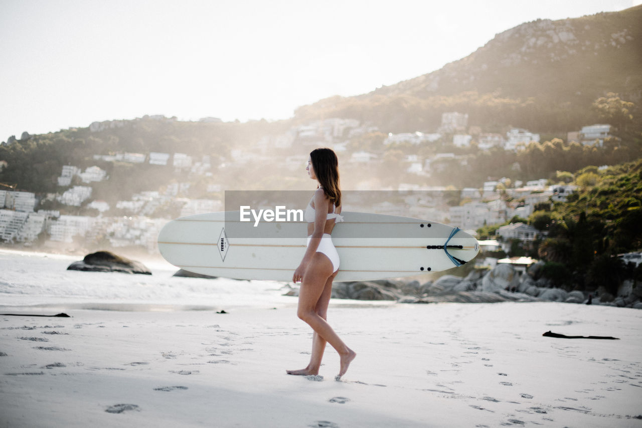FULL LENGTH OF WOMAN STANDING ON BEACH