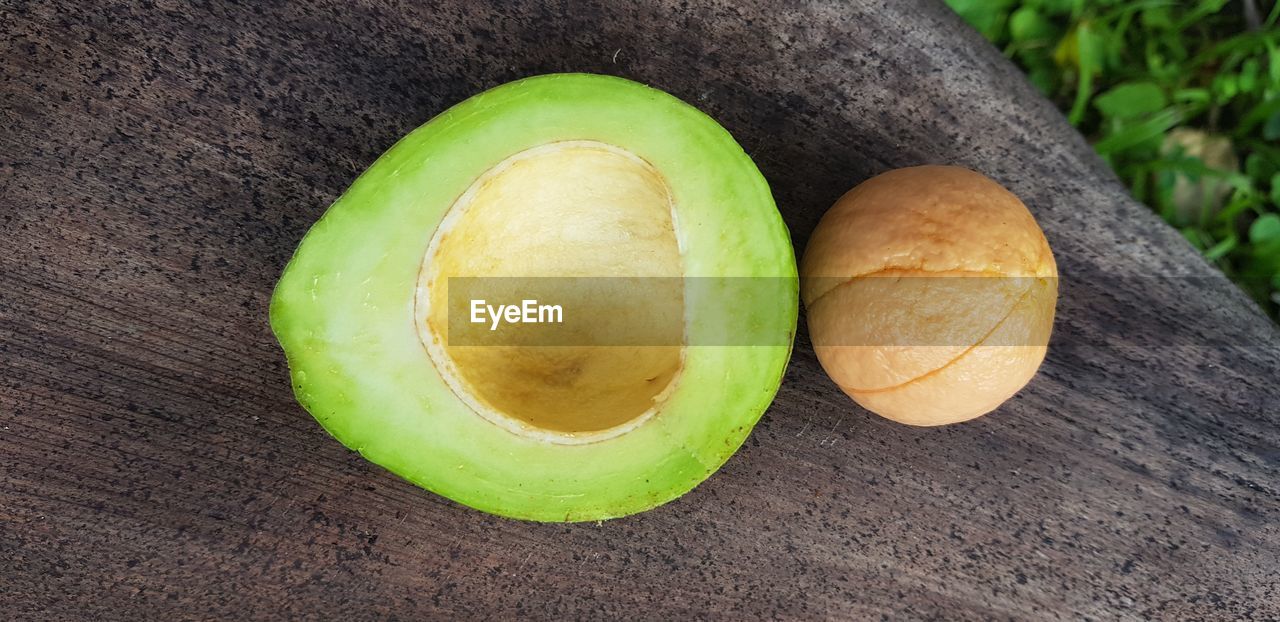 HIGH ANGLE VIEW OF ORANGES ON WOODEN TABLE