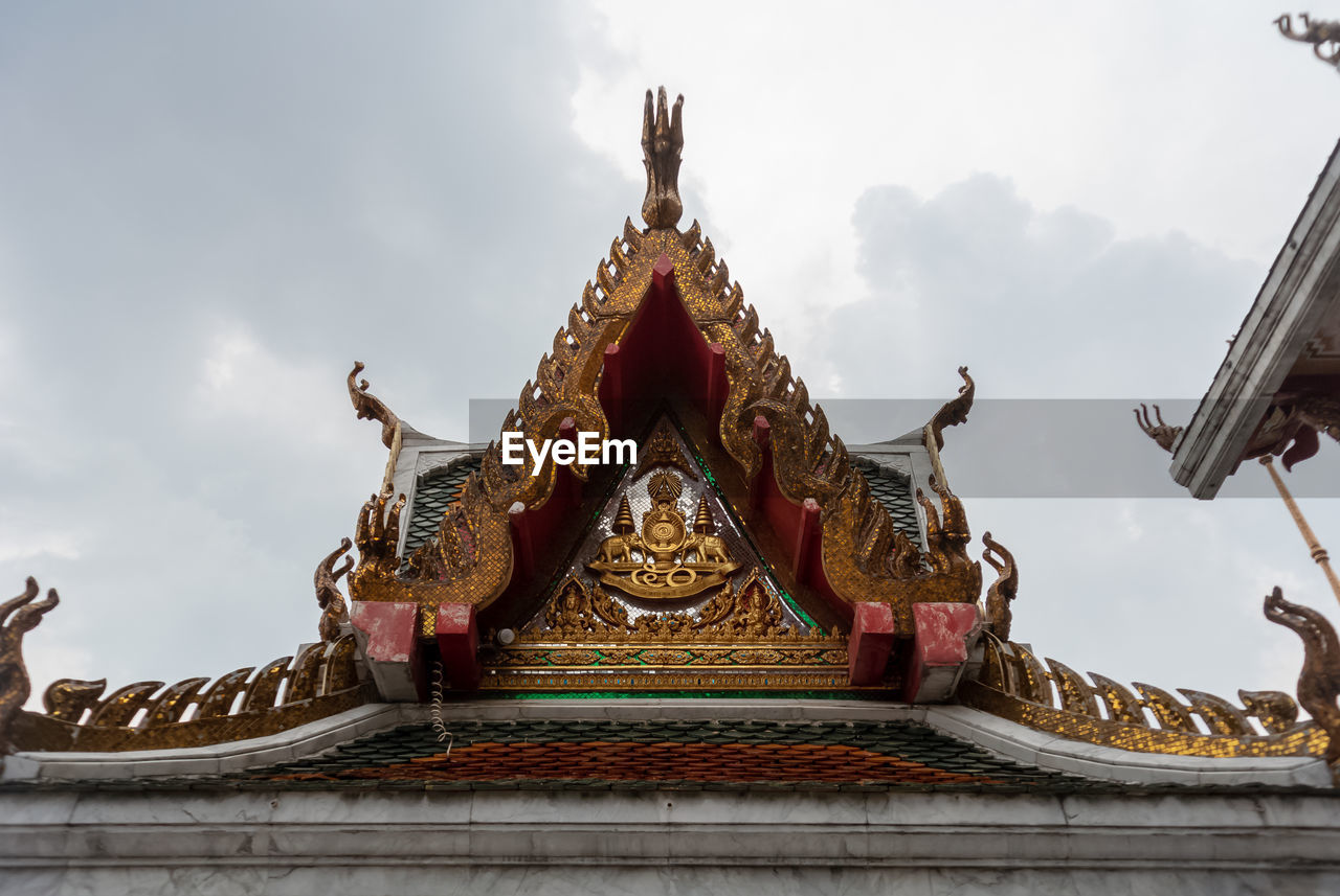 LOW ANGLE VIEW OF STATUE AGAINST SKY