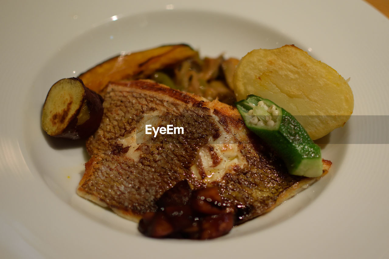 HIGH ANGLE VIEW OF FOOD IN PLATE
