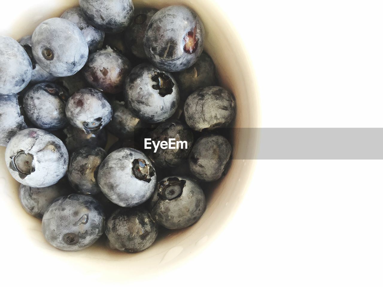 HIGH ANGLE VIEW OF BLUEBERRIES IN BOWL