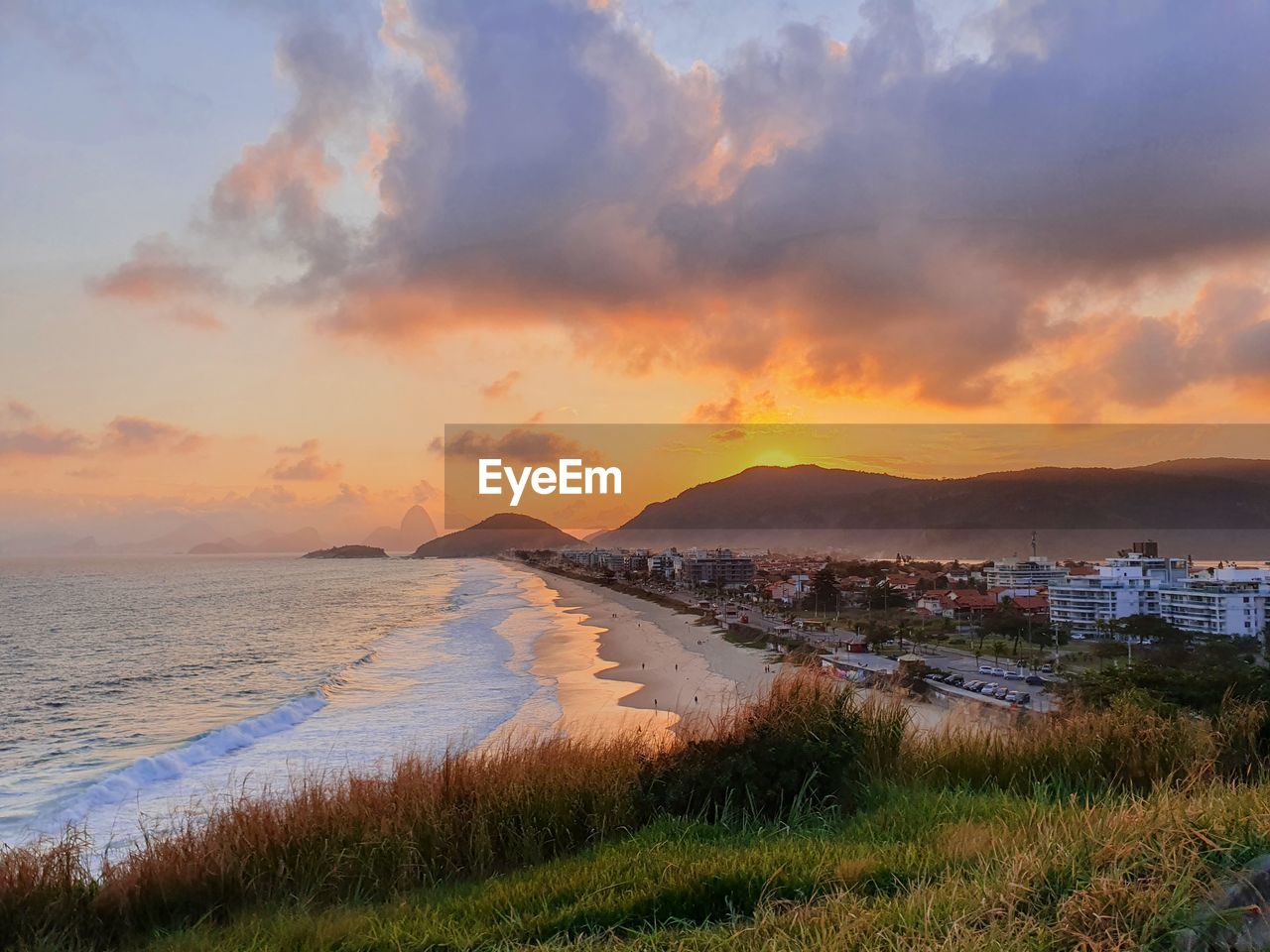 SCENIC VIEW OF SEA AGAINST SUNSET SKY