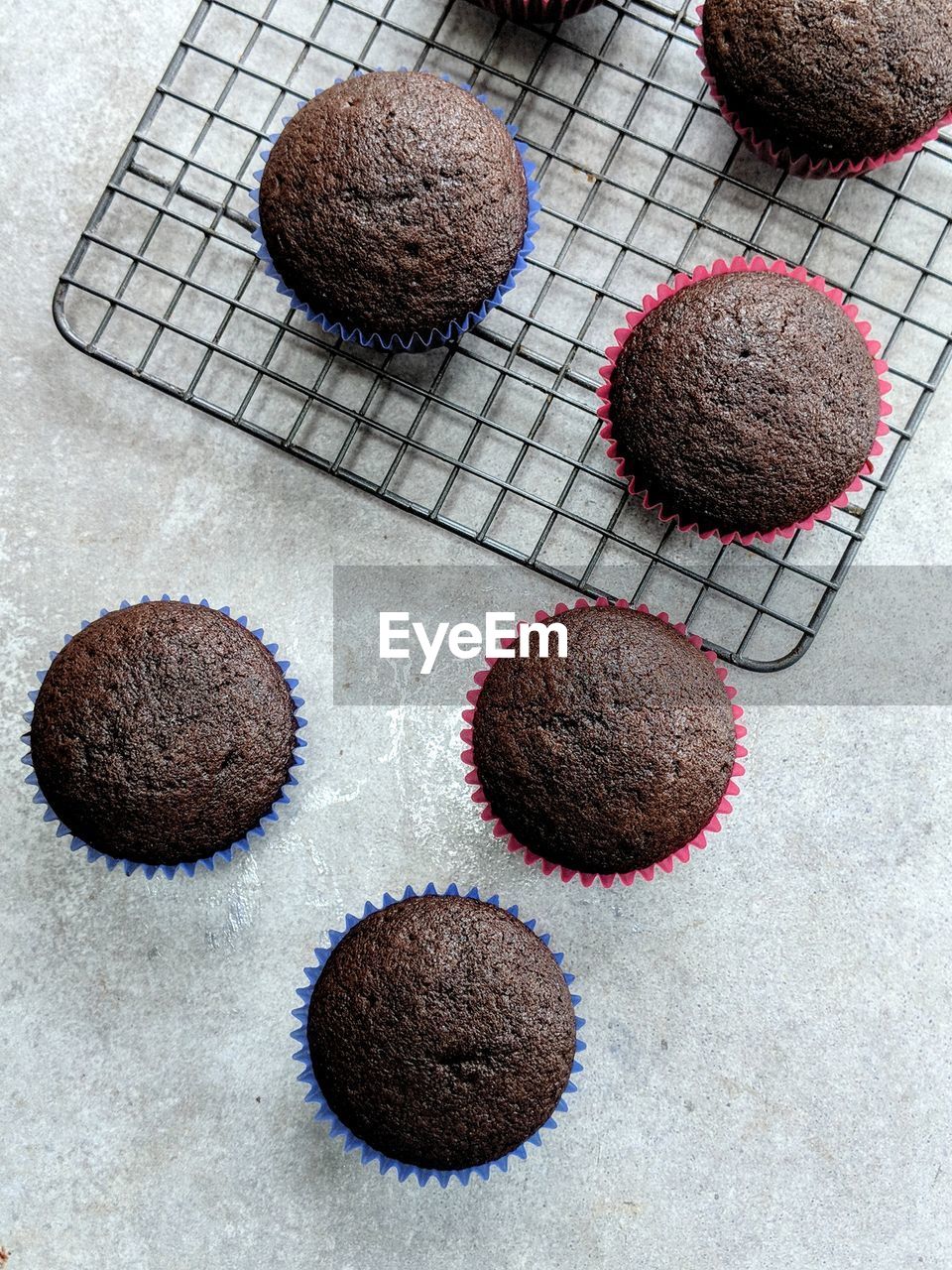 HIGH ANGLE VIEW OF CHOCOLATE CAKE AGAINST WHITE BACKGROUND