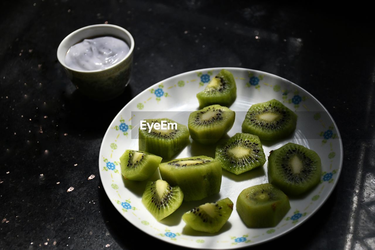 HIGH ANGLE VIEW OF FRUITS IN GLASS BOWL