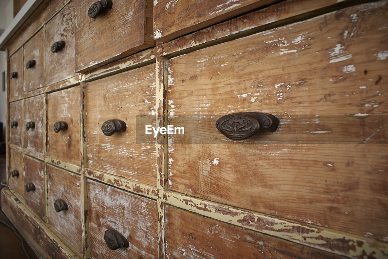 FULL FRAME SHOT OF DOOR WITH WOODEN WALL