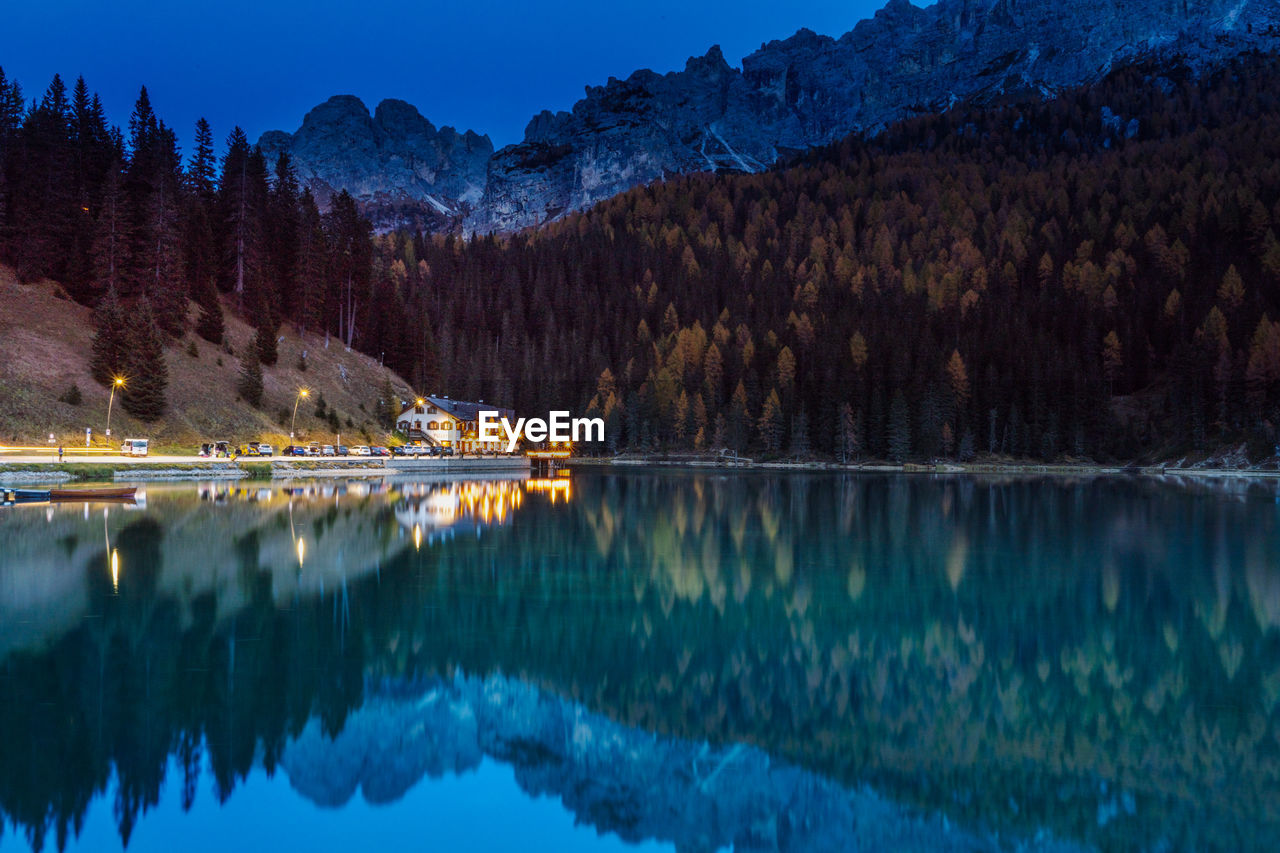 SCENIC VIEW OF LAKE BY MOUNTAINS AGAINST SKY DURING WINTER