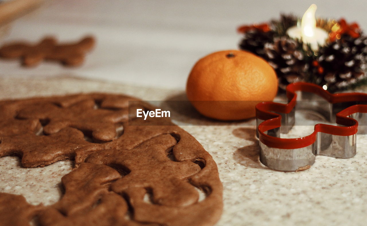 CLOSE-UP OF ORANGE ON TABLE